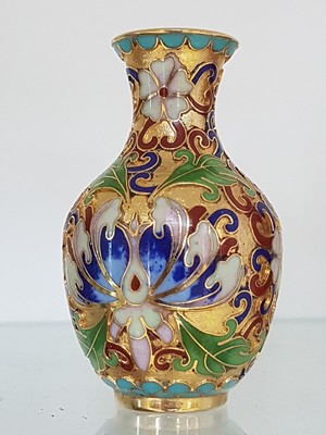 26980855g - 3 Cloisonne-Väschen, China, 20.Jh., vergoldete Stege, polychromer Glasschmelz, ...