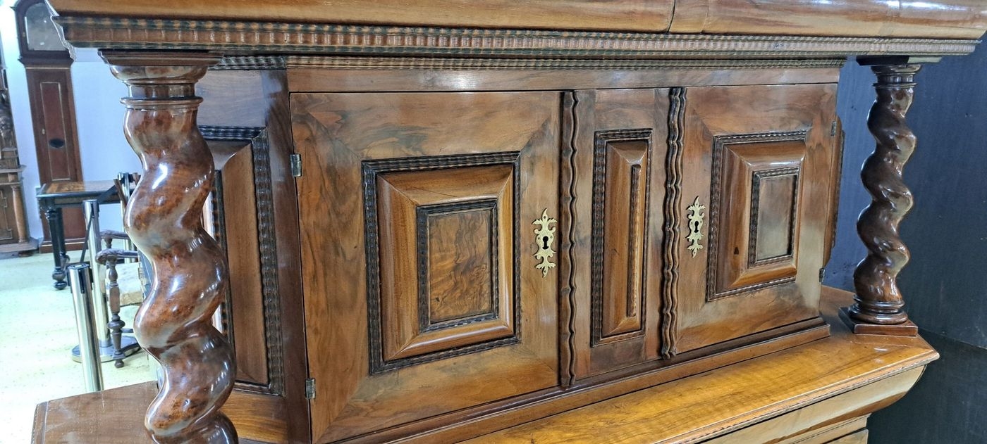Detail a: Seltener Kissenschrank, süddeutsch, 17/18 Jh., Nußbaum massiv und Nußbaumfurnier, zweischübiger Korpus auf Sockelunterbau, Unterbau zweitürig ...