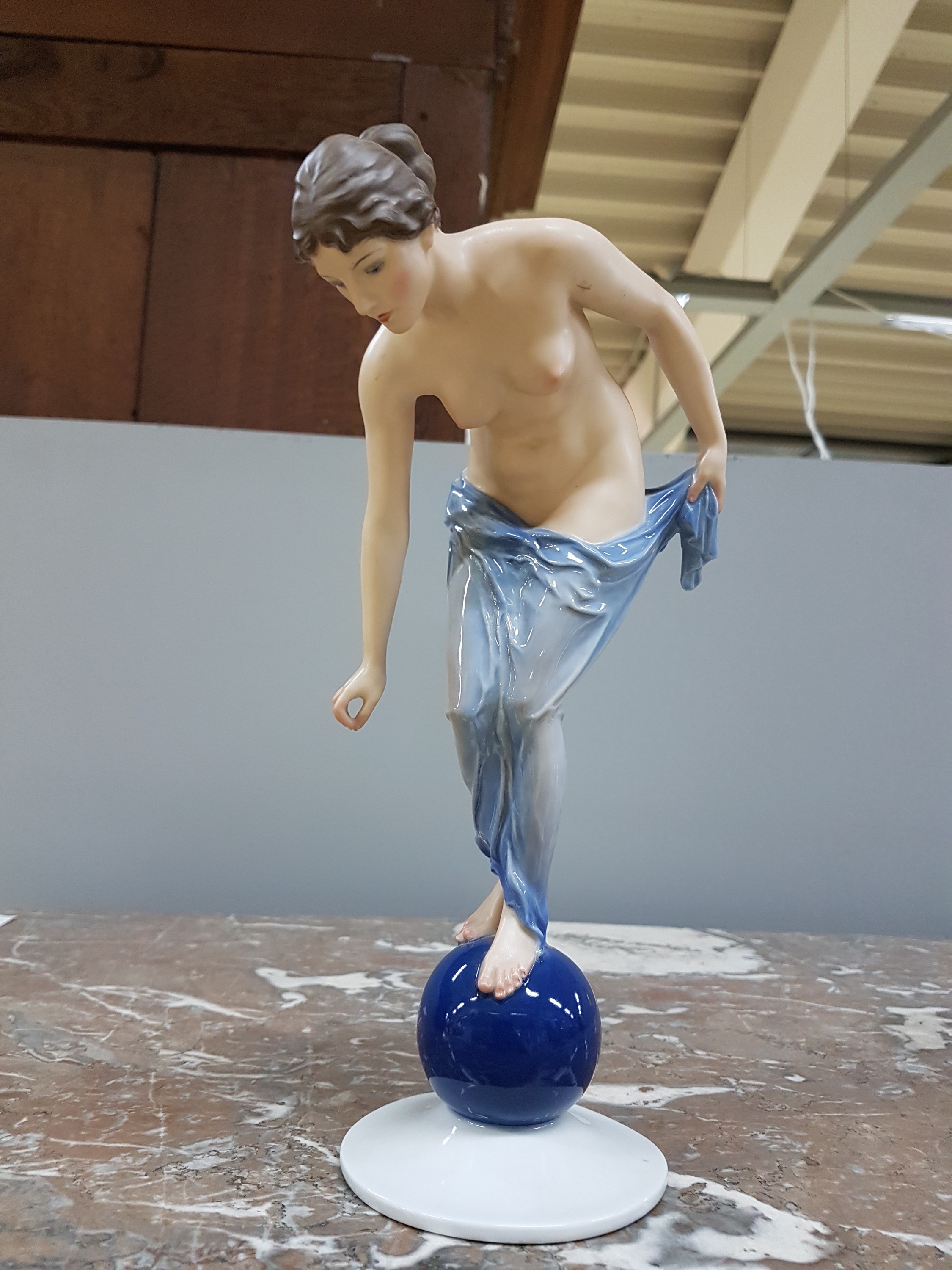 Detail a: Porzellanfigur Fortuna, Rosenthal, Selb -Plössberg, Entw. Ernst Wenck, um 1935, Porzellan, farbig staffiert, grüne Rosenmarke, Nr. 746, H. 28 cm