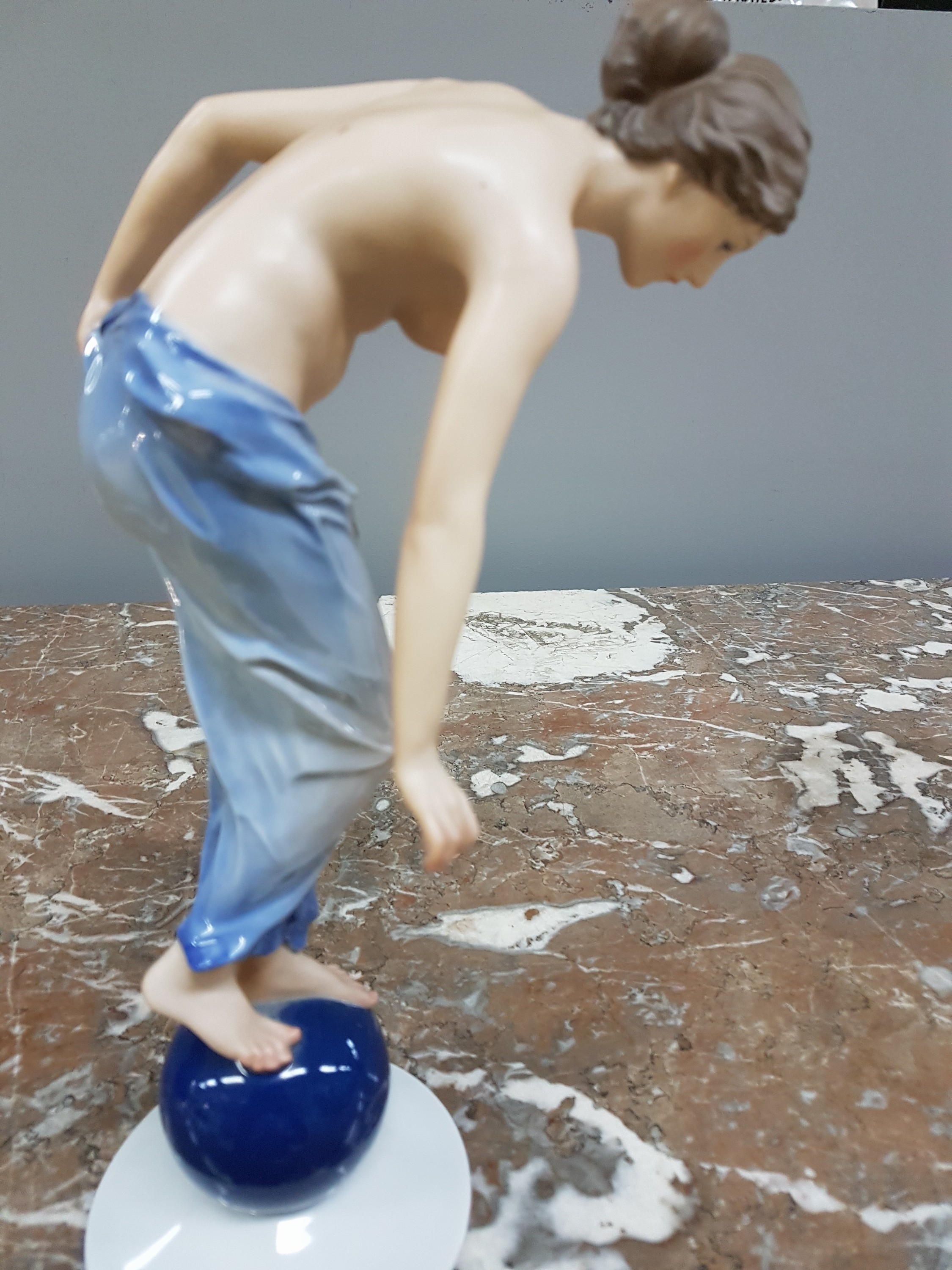 Detail c: Porzellanfigur Fortuna, Rosenthal, Selb -Plössberg, Entw. Ernst Wenck, um 1935, Porzellan, farbig staffiert, grüne Rosenmarke, Nr. 746, H. 28 cm