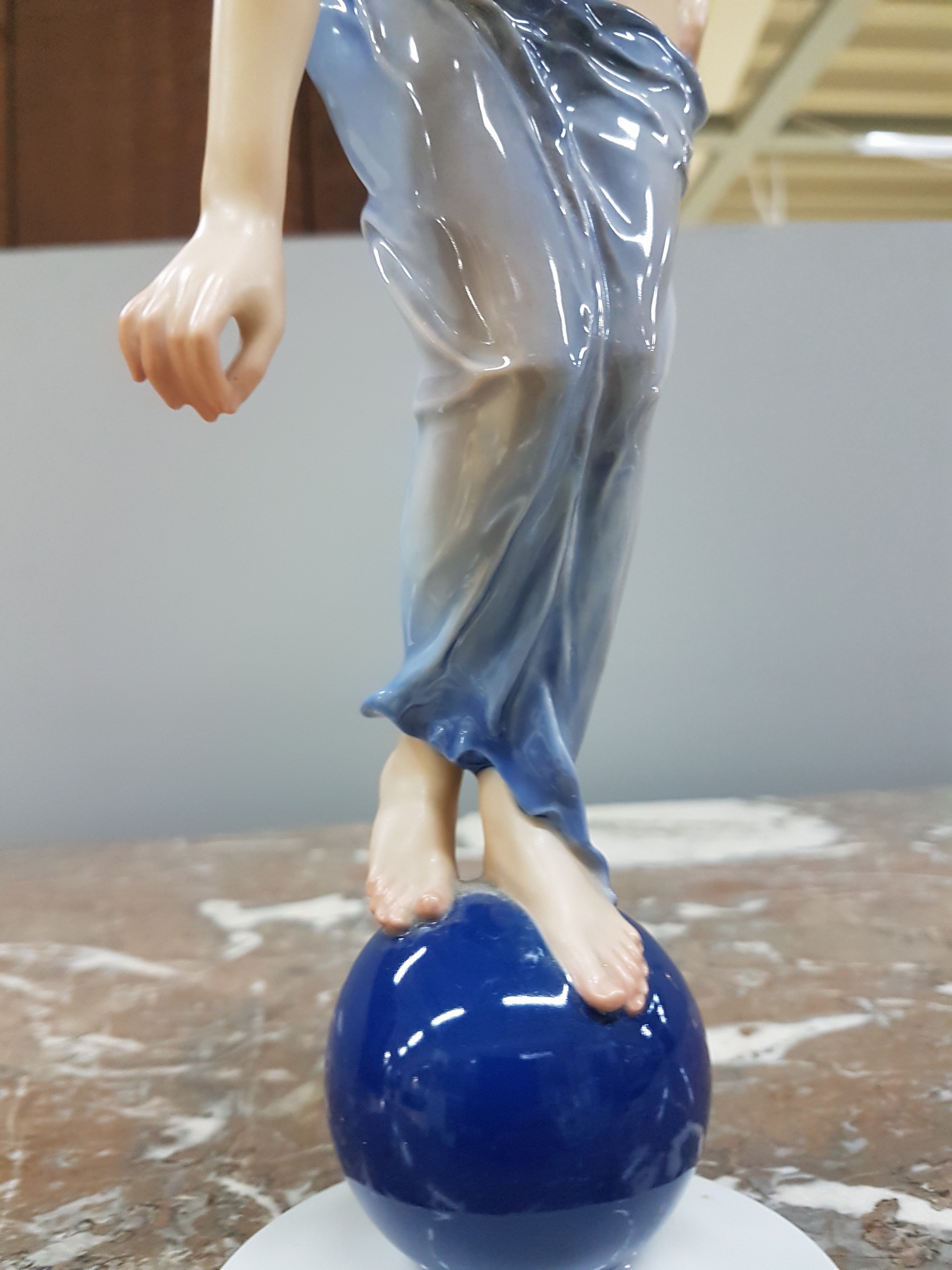 Detail e: Porzellanfigur Fortuna, Rosenthal, Selb -Plössberg, Entw. Ernst Wenck, um 1935, Porzellan, farbig staffiert, grüne Rosenmarke, Nr. 746, H. 28 cm