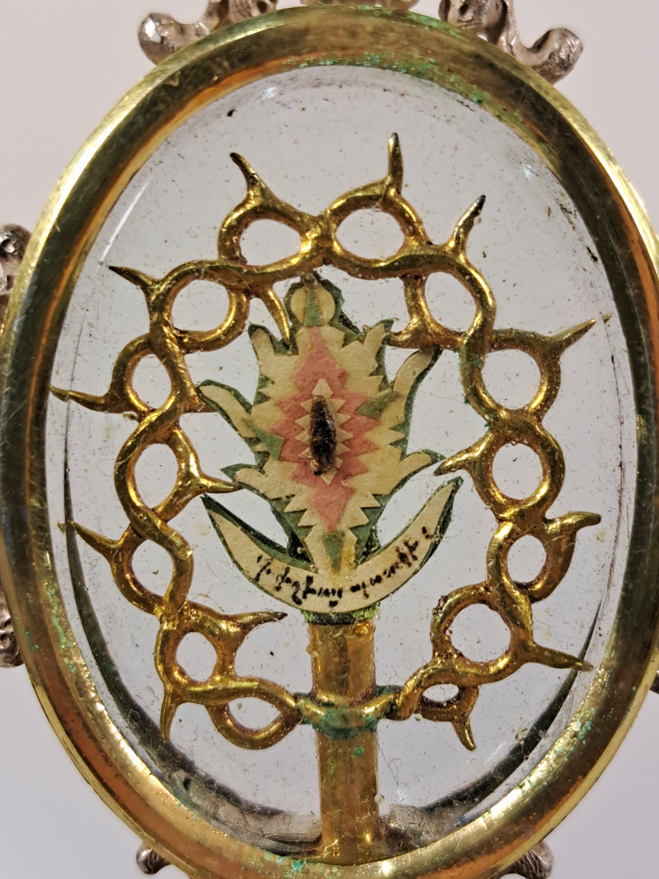 Detail d: Reliquinostensorium bzw. Monstranz, ausgehendes 19.Jh., Italien, Silber überwiegend vergoldet, handschriftliche Cedulae (unleserlich) in gefasstem ...