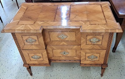 26981075a - Louis-Seize Kommode, um 1780, Kirschbaumfurnier, mit feinen Bandeinlagen aus Pflaume und ...