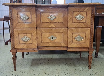 26981075b - Louis-Seize Kommode, um 1780, Kirschbaumfurnier, mit feinen Bandeinlagen aus Pflaume und ...