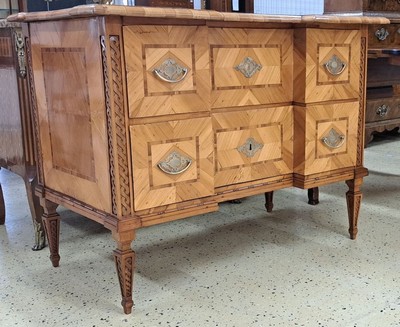 26981075c - Louis-Seize Kommode, um 1780, Kirschbaumfurnier, mit feinen Bandeinlagen aus Pflaume und ...