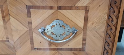 26981075d - Louis-Seize Kommode, um 1780, Kirschbaumfurnier, mit feinen Bandeinlagen aus Pflaume und ...