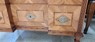 26981075e - Louis-Seize Kommode, um 1780, Kirschbaumfurnier, mit feinen Bandeinlagen aus Pflaume und ...