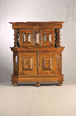 Image Seltener Kissenschrank, süddeutsch, 17/18 Jh., Nußbaum massiv und ...
