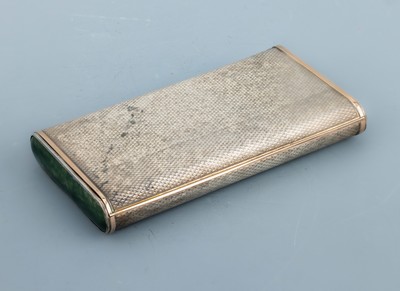26981083a - Deckeldose mit Nephrit, 925er Silber, Deckel guillochiert, Seitenwände mit ...