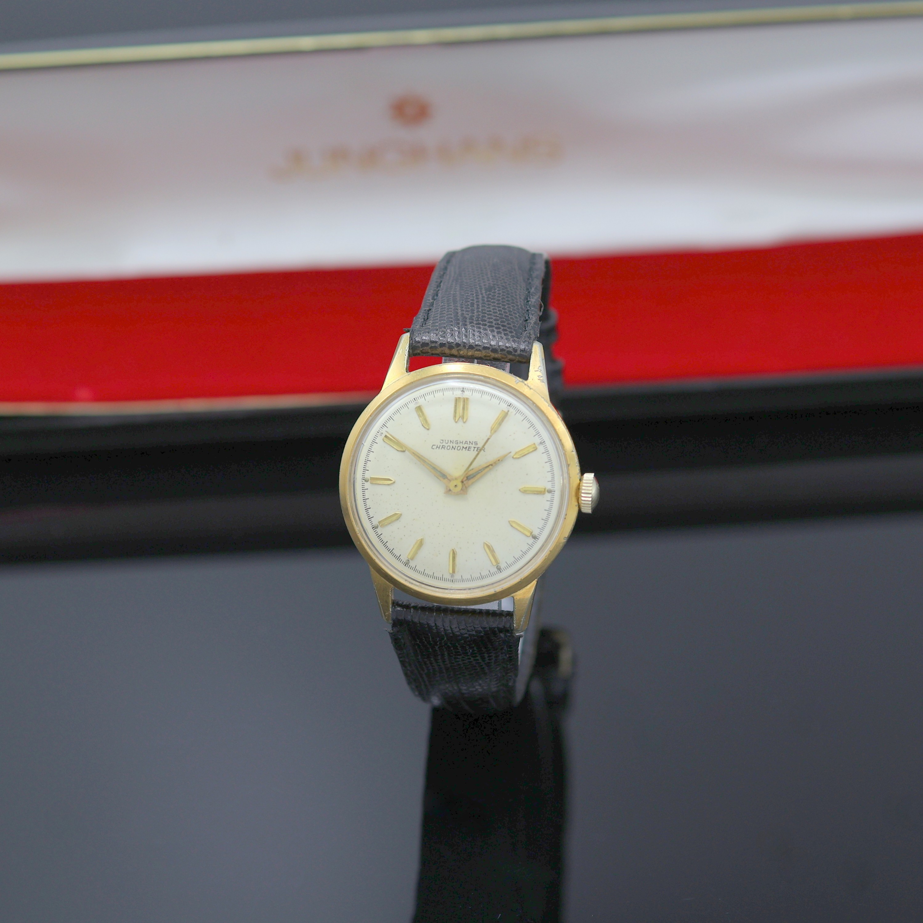 JUNGHANS vergoldeter Armbandchronometer, Deutschland um 1960, Handaufzug, Stahlboden aufgedr., silb. Zifferbl. pat./fl., gold. Std.-Ind., gold. ...