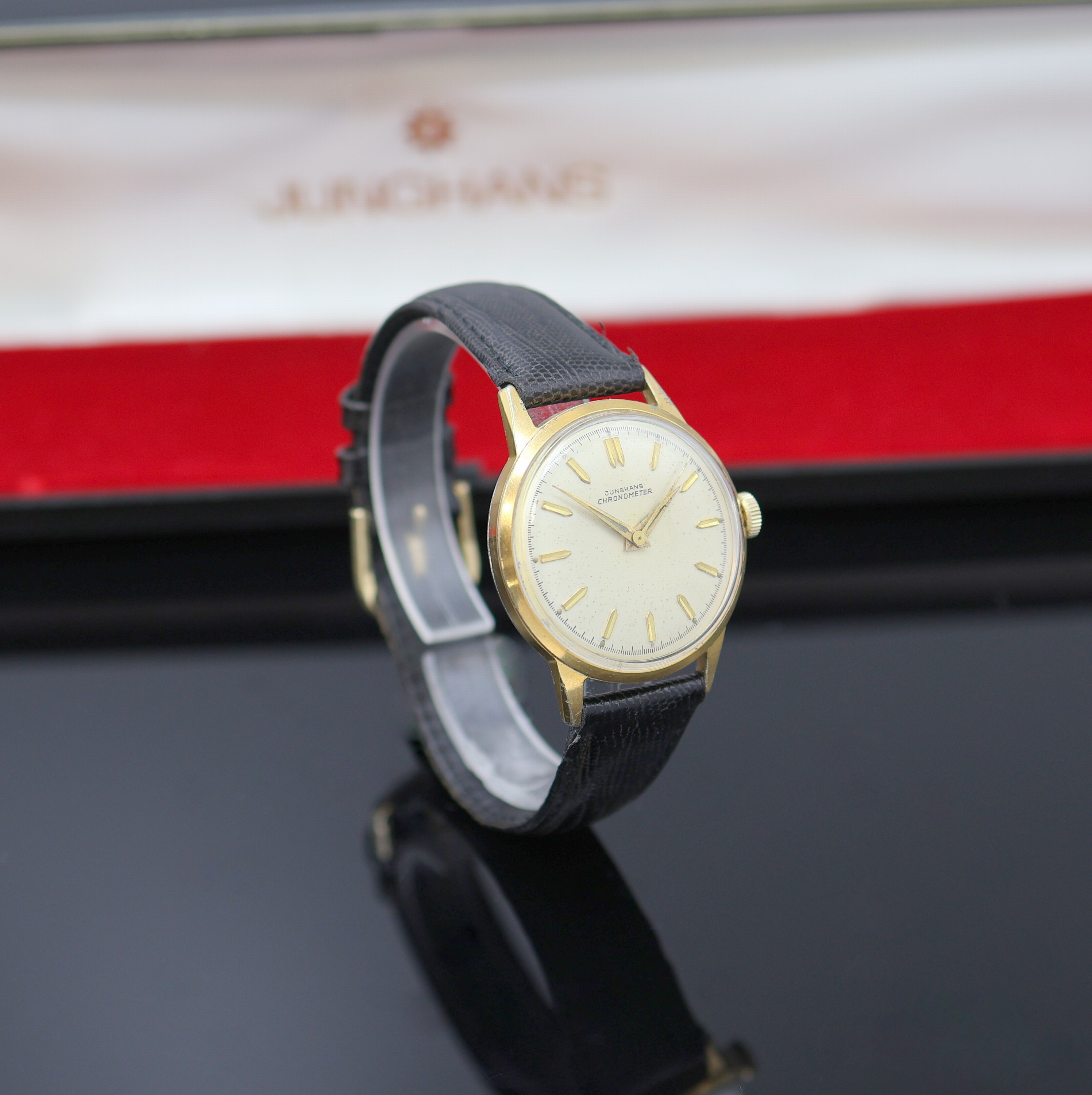 Detail b: JUNGHANS vergoldeter Armbandchronometer, Deutschland um 1960, Handaufzug, Stahlboden aufgedr., silb. Zifferbl. pat./fl., gold. Std.-Ind., gold. ...