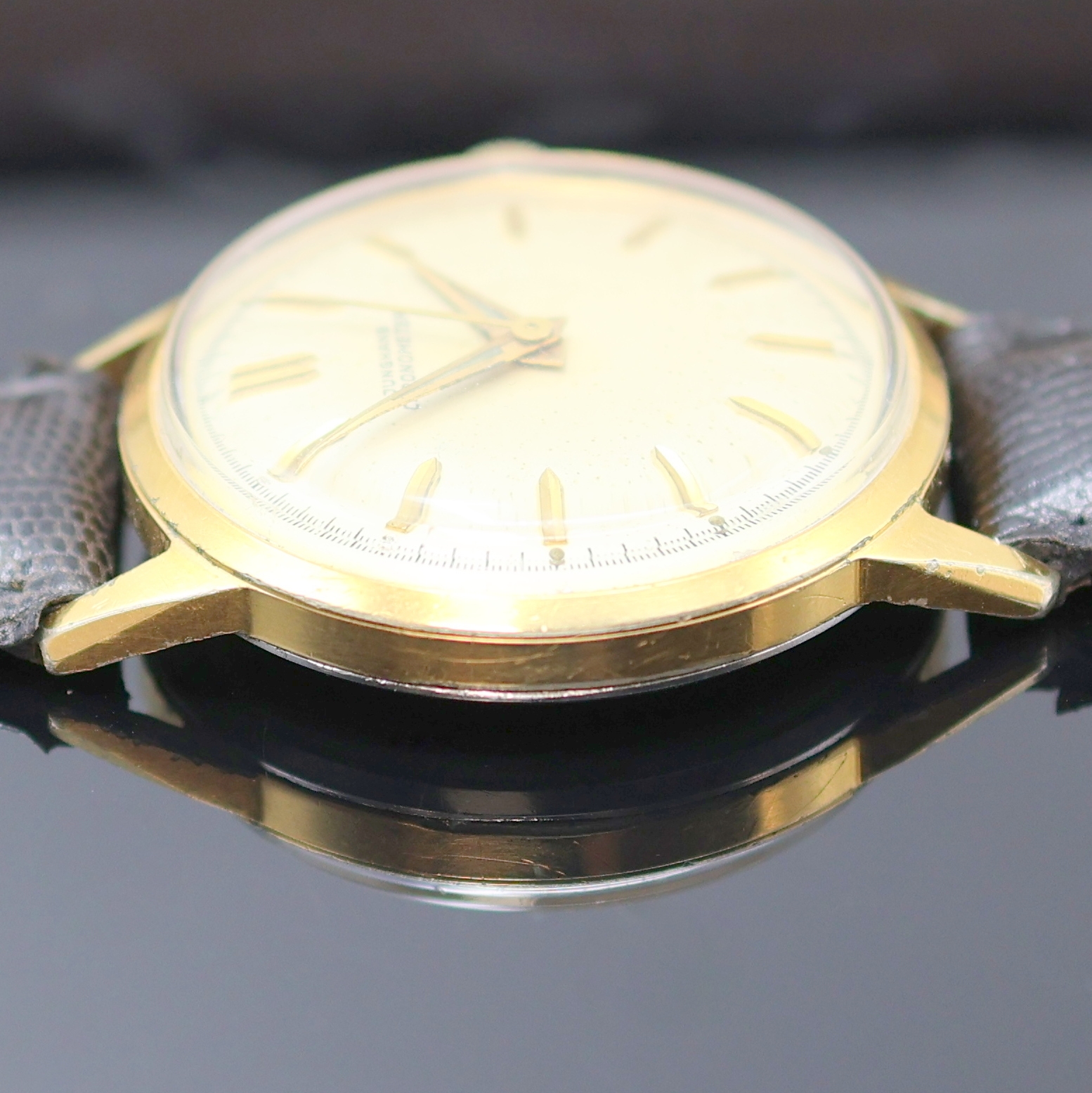 Detail e: JUNGHANS vergoldeter Armbandchronometer, Deutschland um 1960, Handaufzug, Stahlboden aufgedr., silb. Zifferbl. pat./fl., gold. Std.-Ind., gold. ...