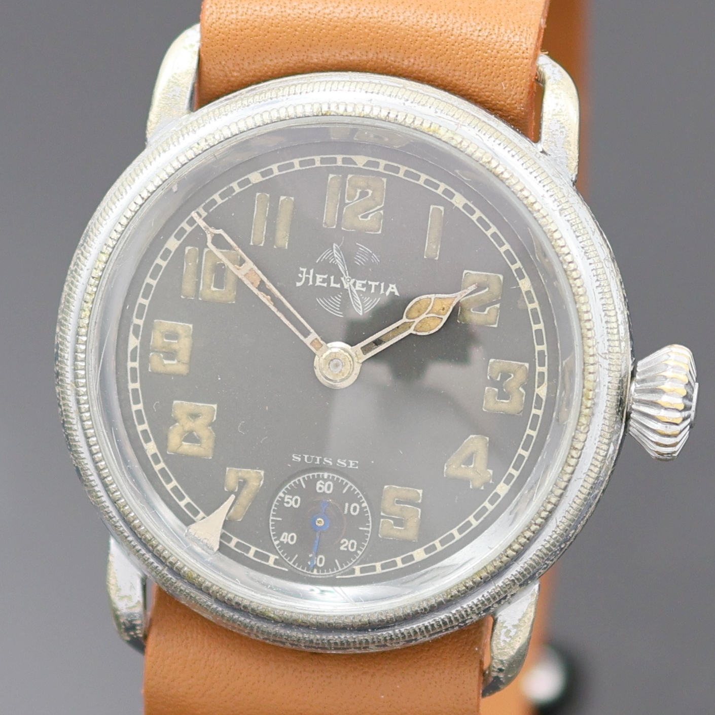 Detail a: HELVETIA frühe Fliegerarmbanduhr, Schweiz um 1935, Handaufzug, verchr. Nickel- Scharniergehäuse, Boden m. starken Nutzsp., Drehlünette m. ...