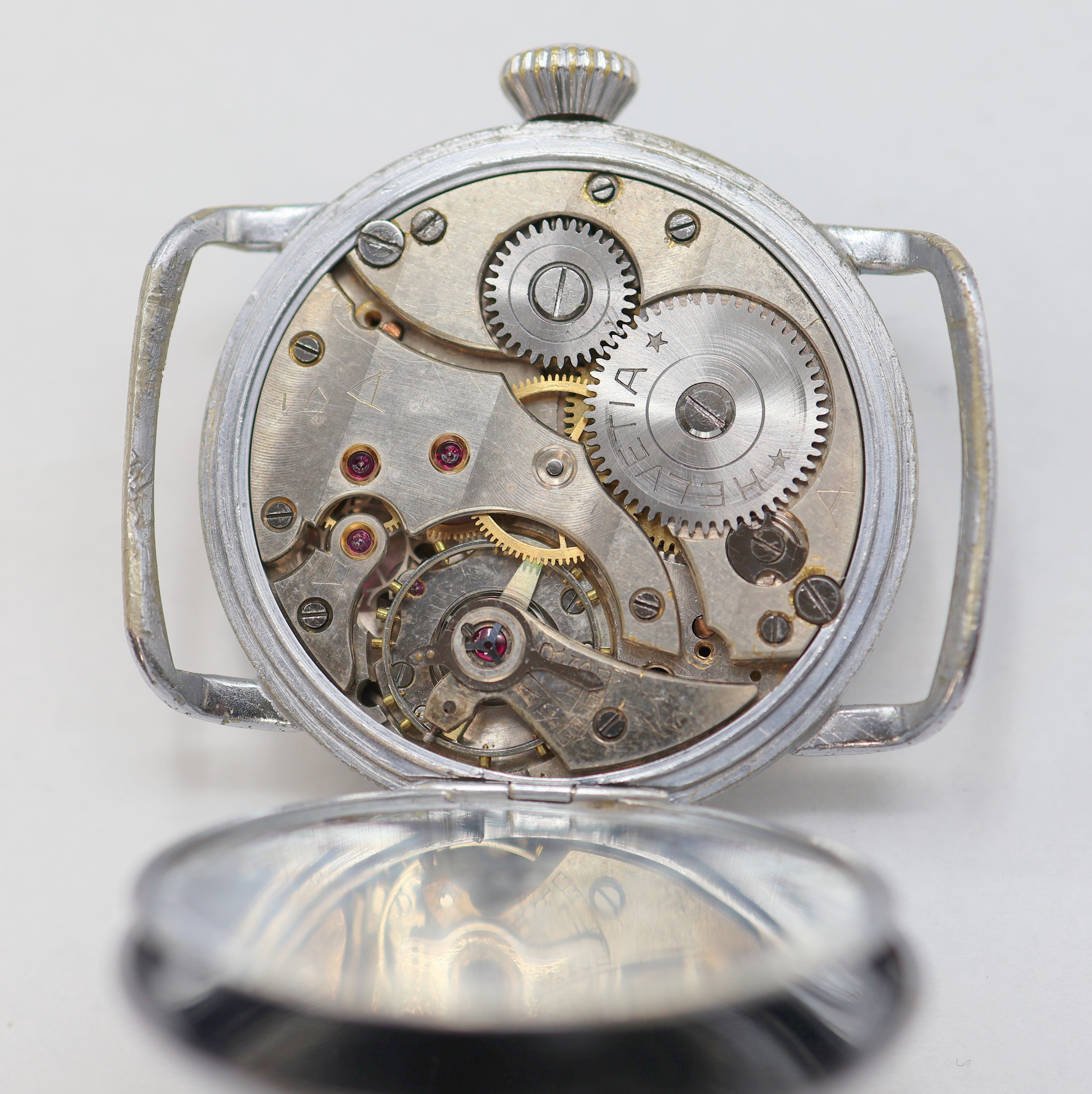 Detail g: HELVETIA frühe Fliegerarmbanduhr, Schweiz um 1935, Handaufzug, verchr. Nickel- Scharniergehäuse, Boden m. starken Nutzsp., Drehlünette m. ...