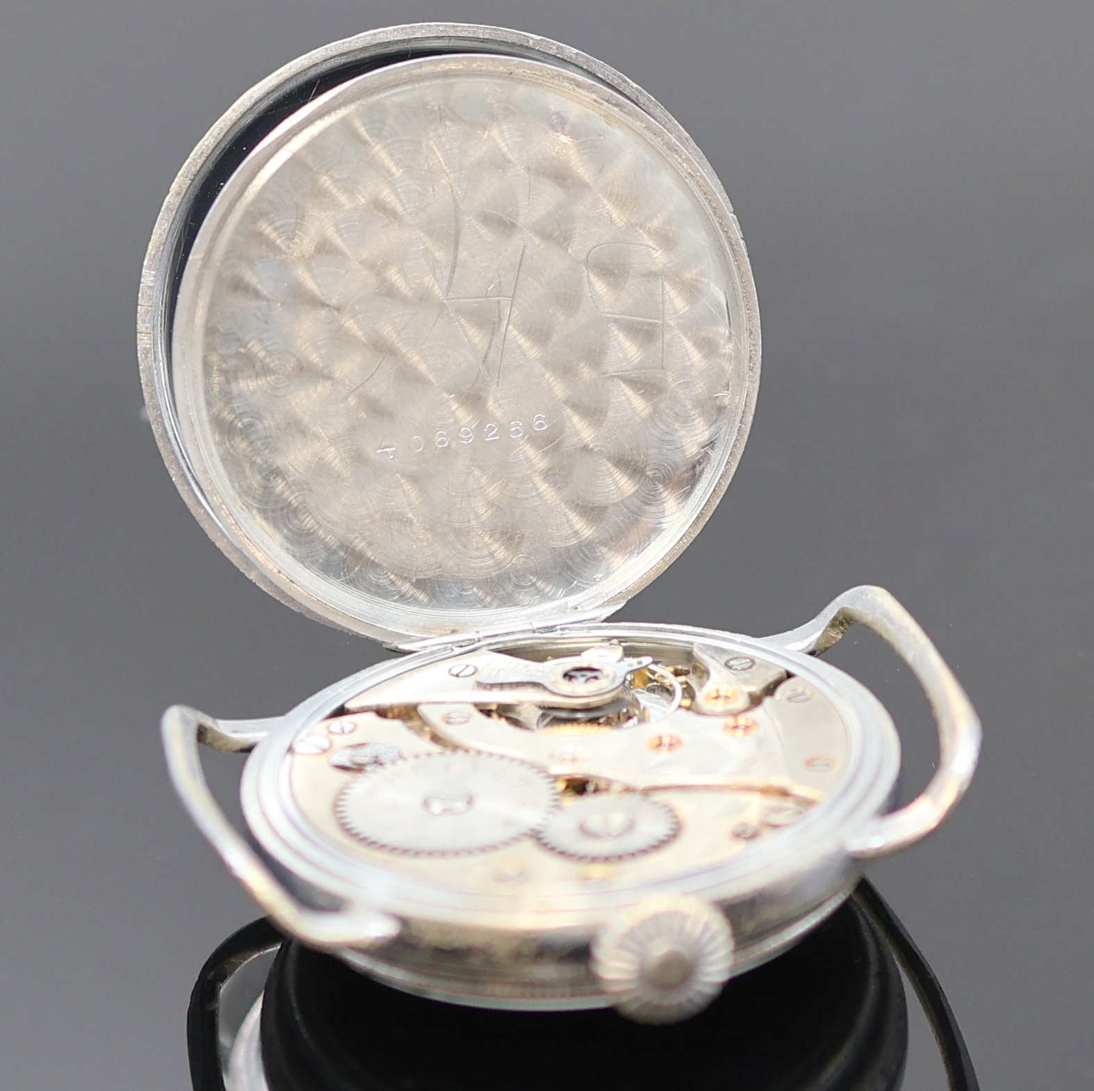 Detail h: HELVETIA frühe Fliegerarmbanduhr, Schweiz um 1935, Handaufzug, verchr. Nickel- Scharniergehäuse, Boden m. starken Nutzsp., Drehlünette m. ...