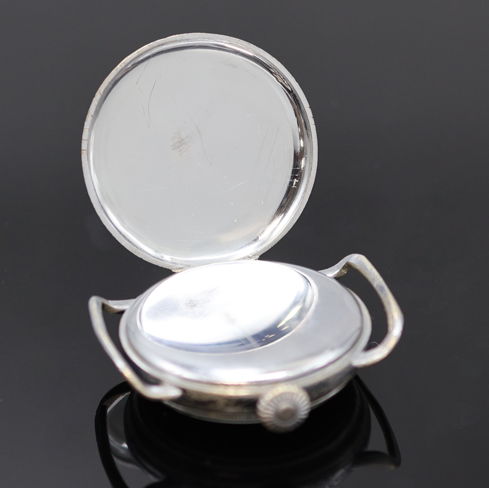 Detail i: HELVETIA frühe Fliegerarmbanduhr, Schweiz um 1935, Handaufzug, verchr. Nickel- Scharniergehäuse, Boden m. starken Nutzsp., Drehlünette m. ...