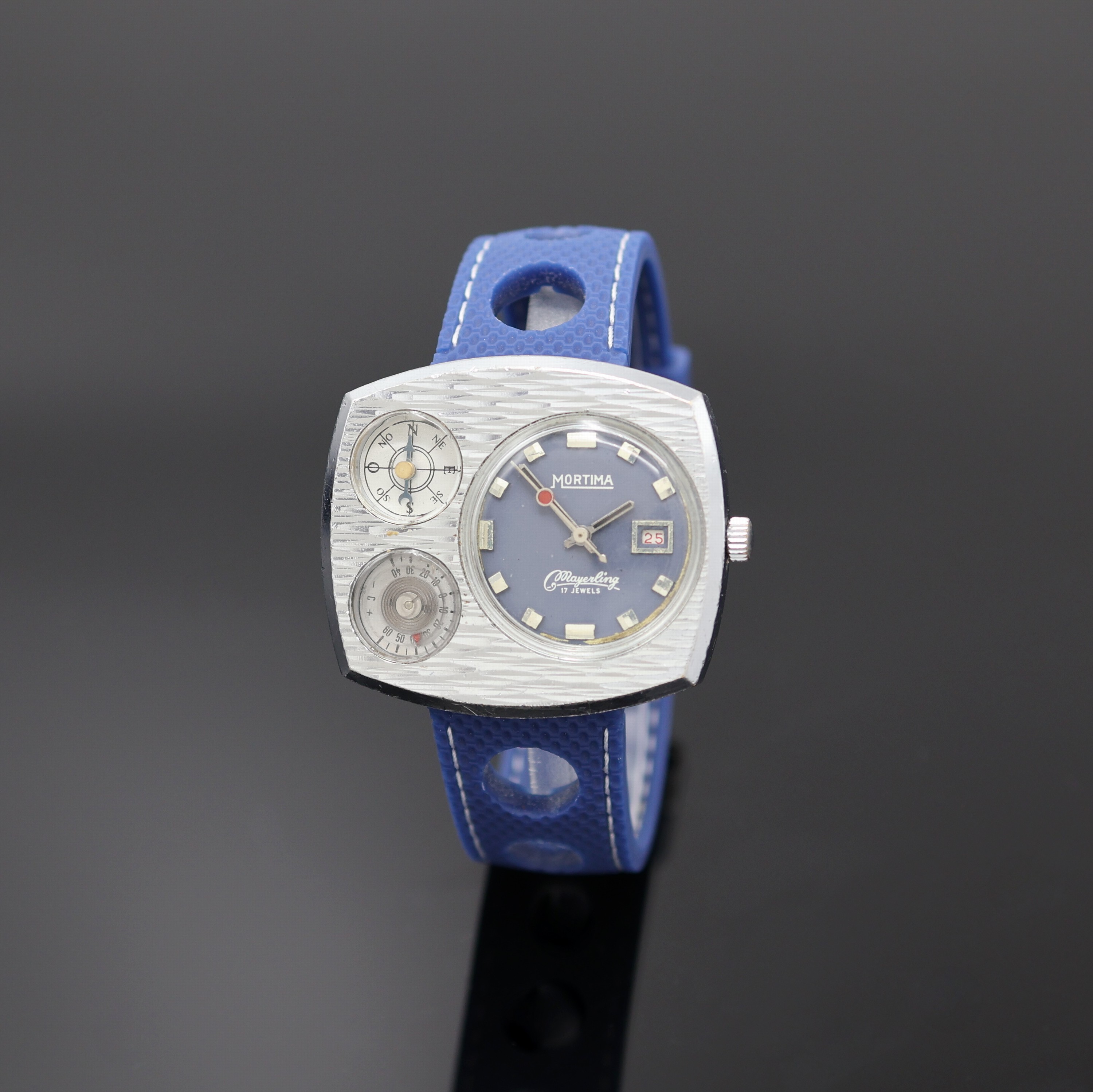 MORTIMA Meyerling Armbanduhr mit Kompass und Thermometer, Schweiz um 1970, Handaufzug, verchromtes Geh., Stahlboden verschr., neutr. Kautschukband m. ...