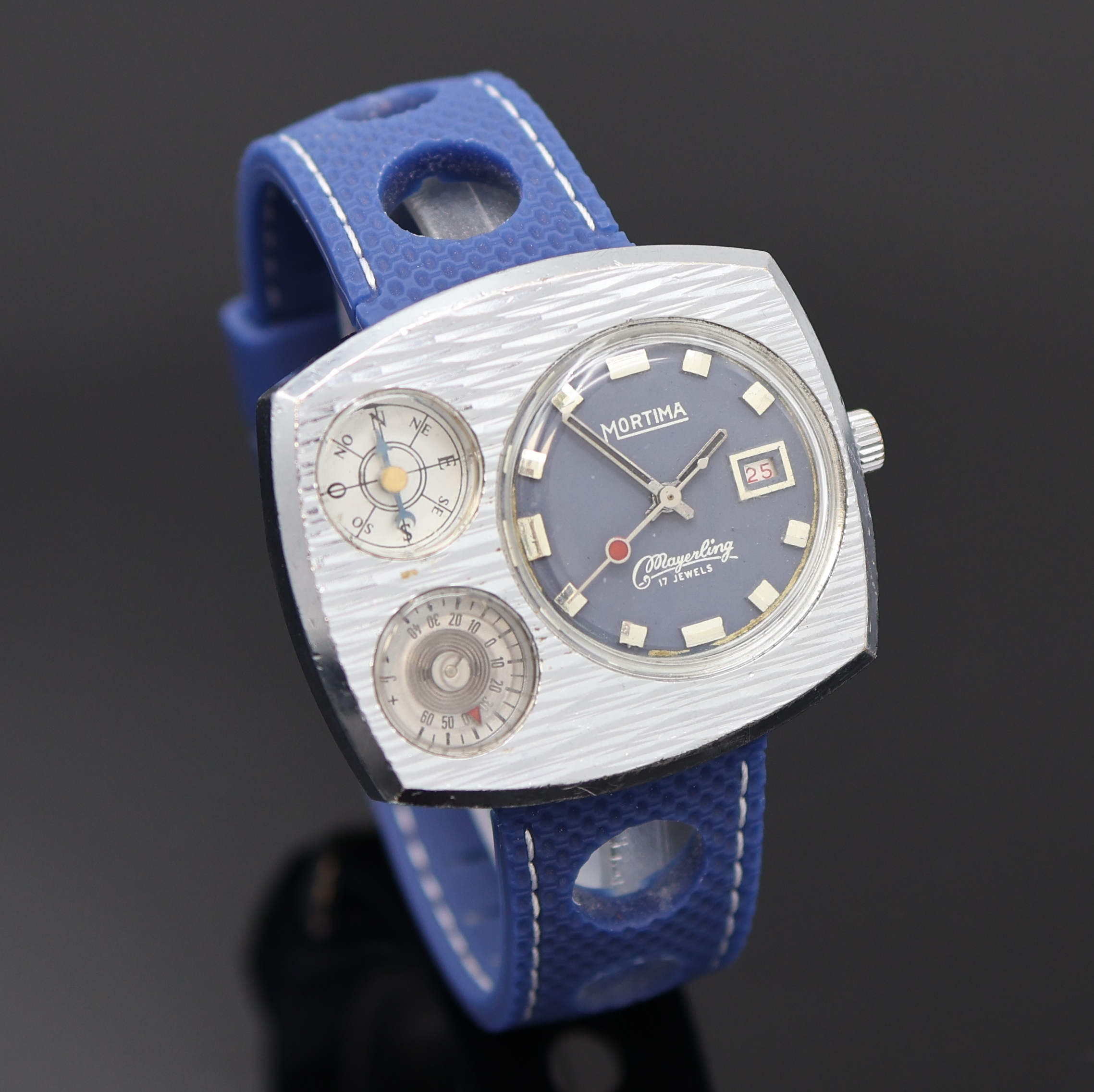 Detail b: MORTIMA Meyerling Armbanduhr mit Kompass und Thermometer, Schweiz um 1970, Handaufzug, verchromtes Geh., Stahlboden verschr., neutr. Kautschukband m. ...