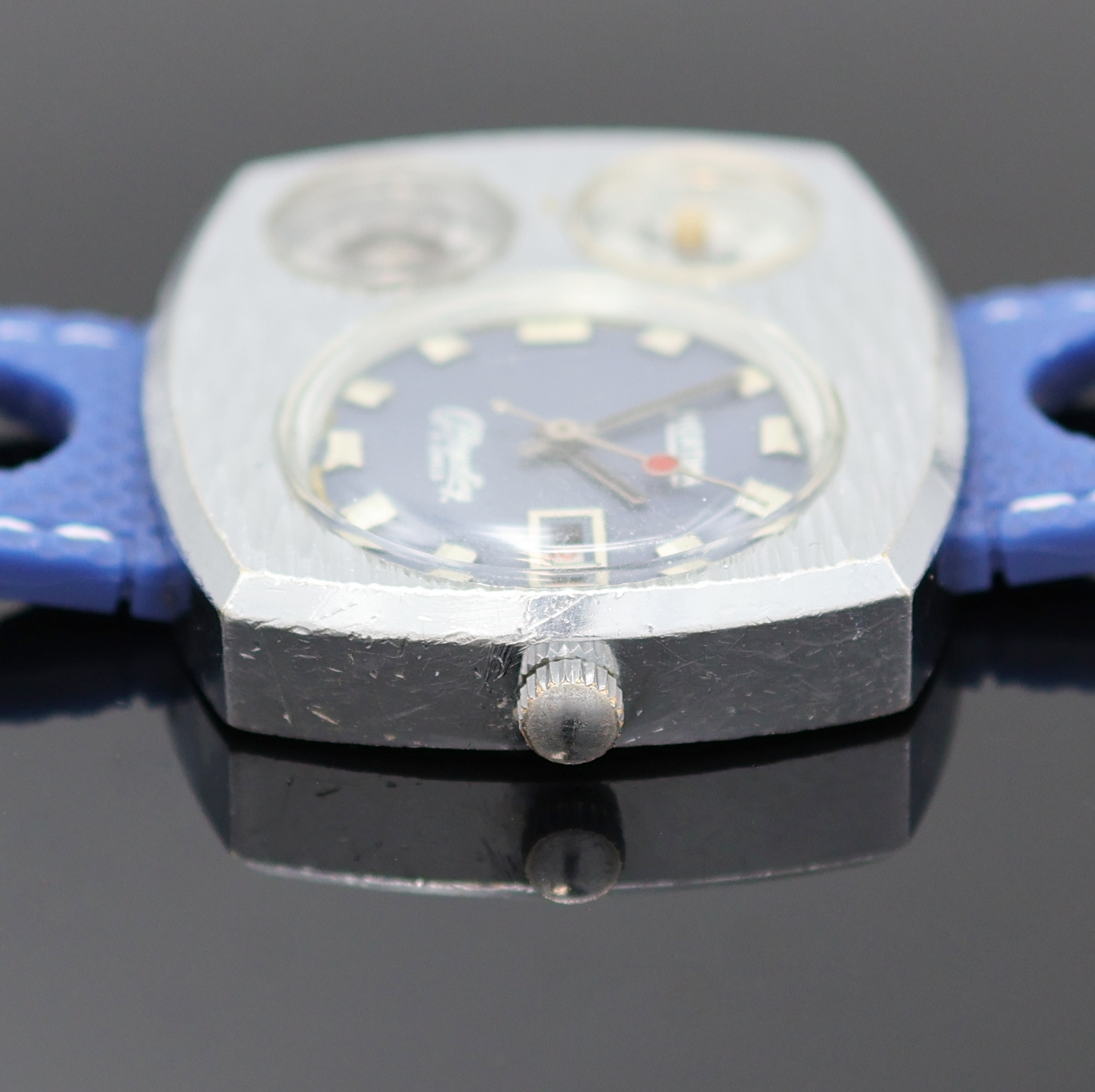 Detail d: MORTIMA Meyerling Armbanduhr mit Kompass und Thermometer, Schweiz um 1970, Handaufzug, verchromtes Geh., Stahlboden verschr., neutr. Kautschukband m. ...