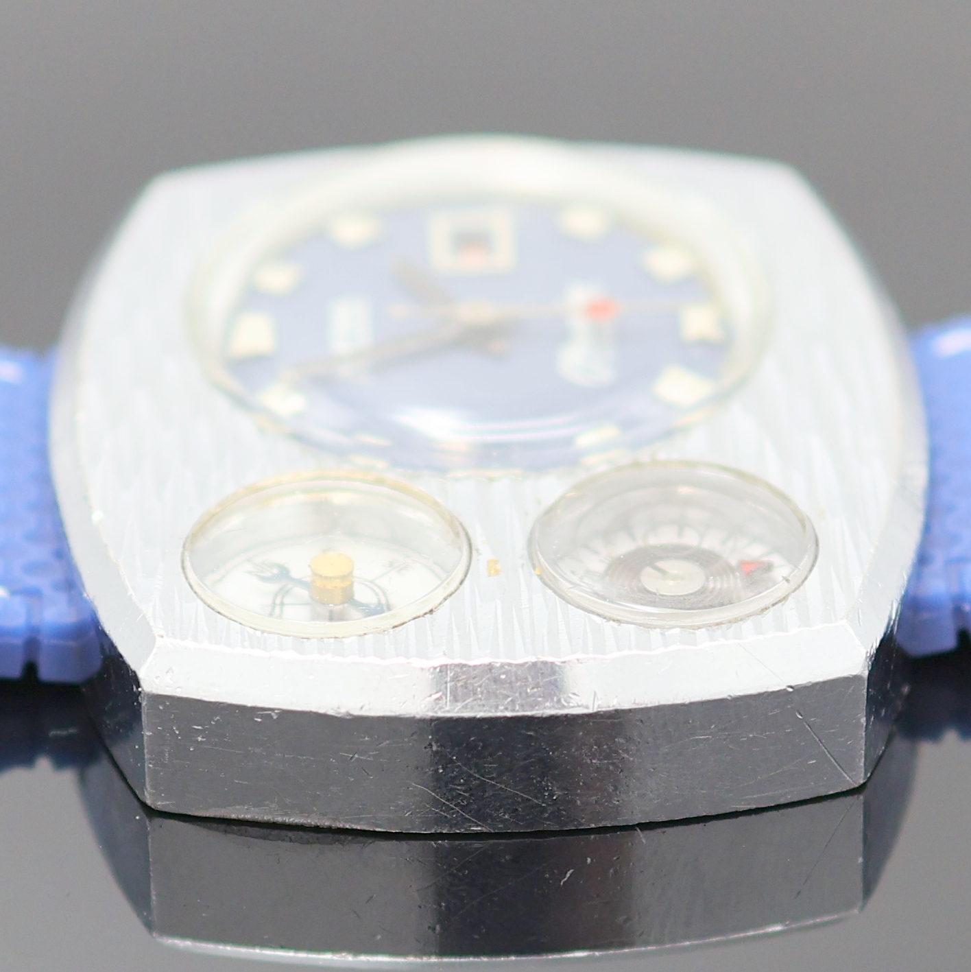 Detail e: MORTIMA Meyerling Armbanduhr mit Kompass und Thermometer, Schweiz um 1970, Handaufzug, verchromtes Geh., Stahlboden verschr., neutr. Kautschukband m. ...