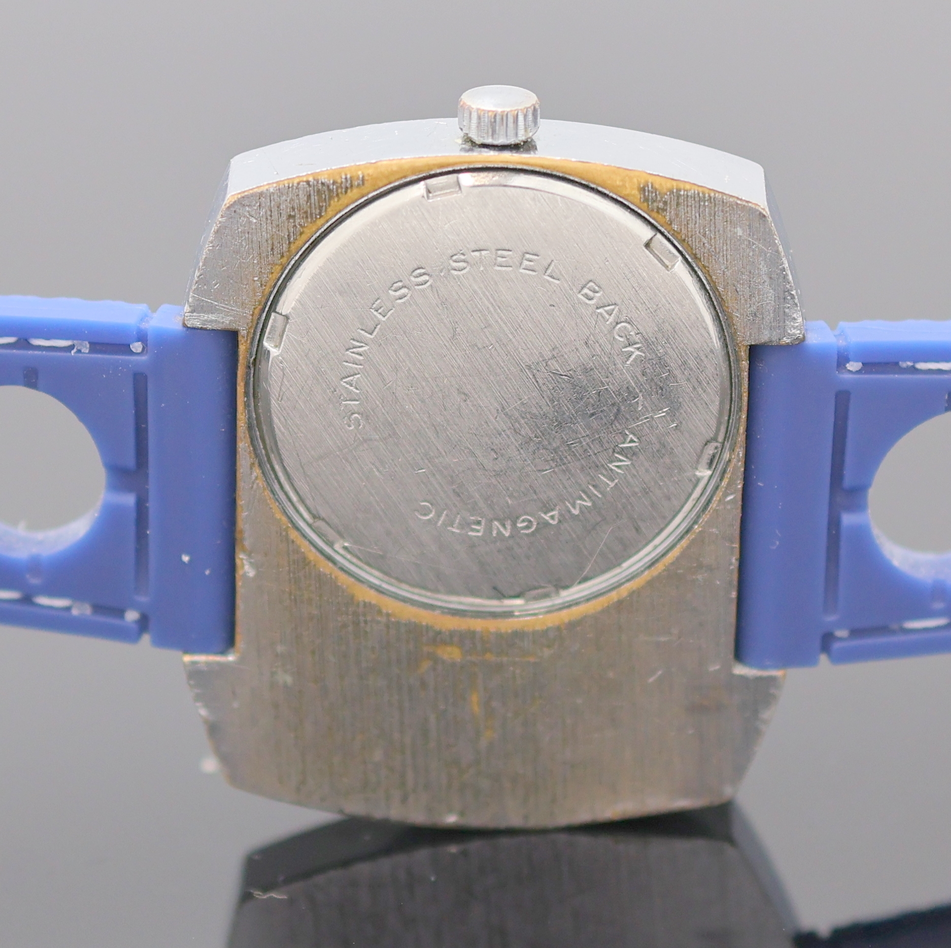 Detail f: MORTIMA Meyerling Armbanduhr mit Kompass und Thermometer, Schweiz um 1970, Handaufzug, verchromtes Geh., Stahlboden verschr., neutr. Kautschukband m. ...