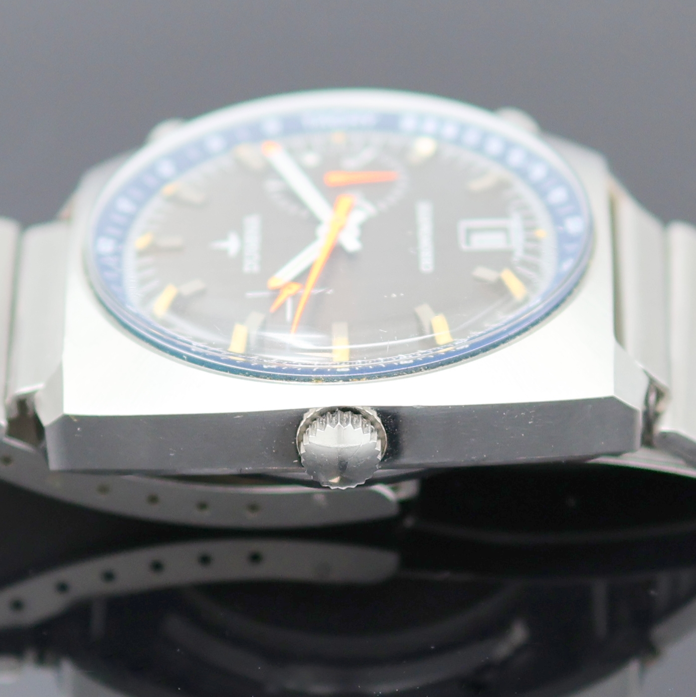Detail d: DUGENA Chronomatic Herrenchronograph in Stahl Kaliber 15, Schweiz um 1975, Automatik, kissenförm. Geh., verschr. Glasboden später, am passenden ...