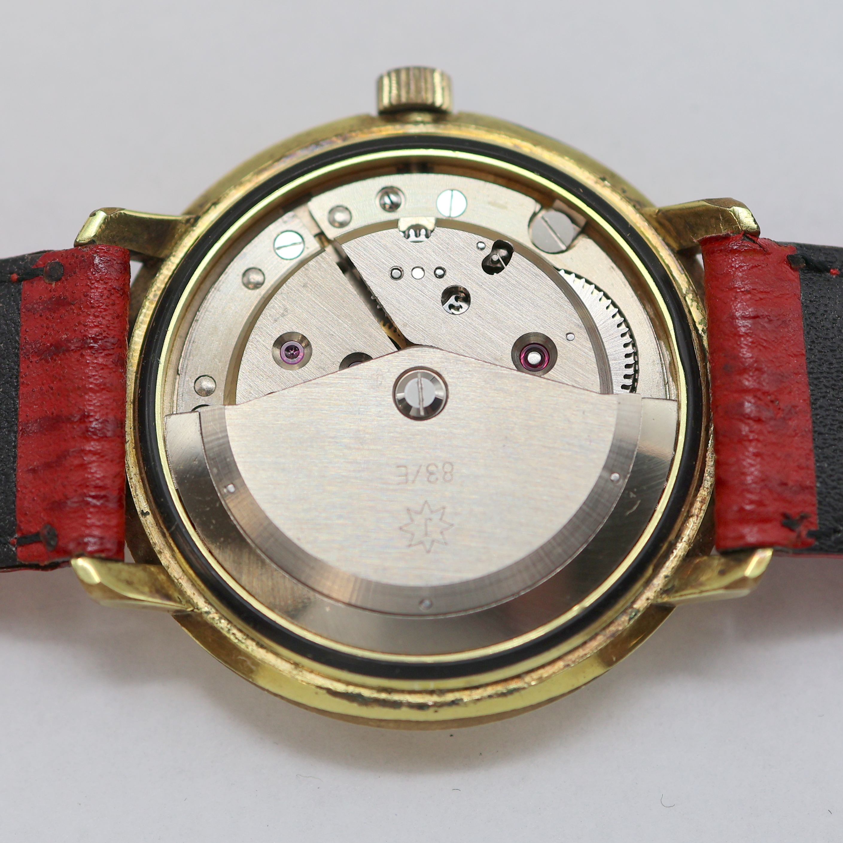 Detail f: JUNGHANS Automatic Kaliber 83E Armbanduhr im vergoldeten Gehäuse, Deutschland um 1960, 2 -tlg. Geh. m. aufgedr. Stahlboden, schlichtes, silb. ...
