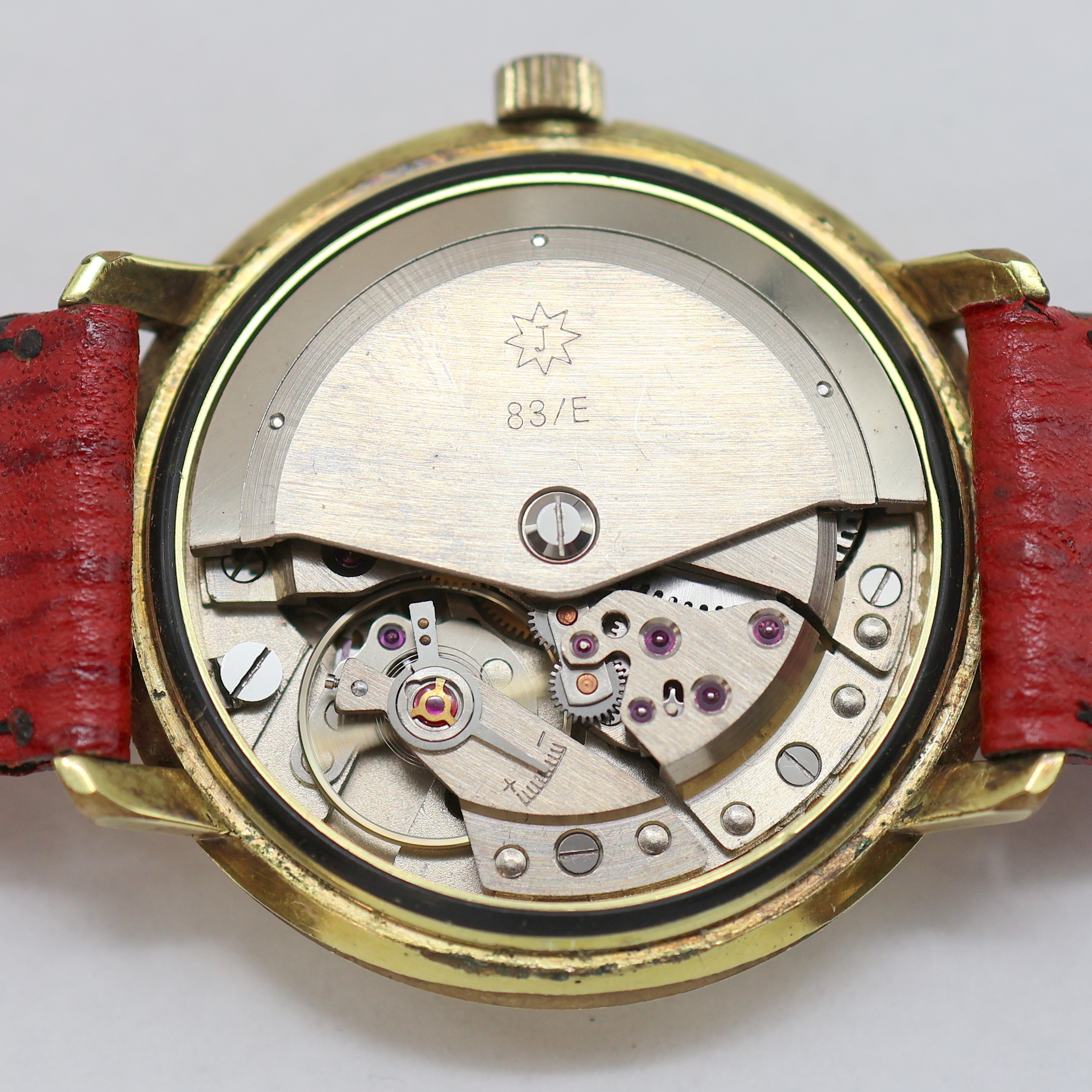 Detail g: JUNGHANS Automatic Kaliber 83E Armbanduhr im vergoldeten Gehäuse, Deutschland um 1960, 2 -tlg. Geh. m. aufgedr. Stahlboden, schlichtes, silb. ...