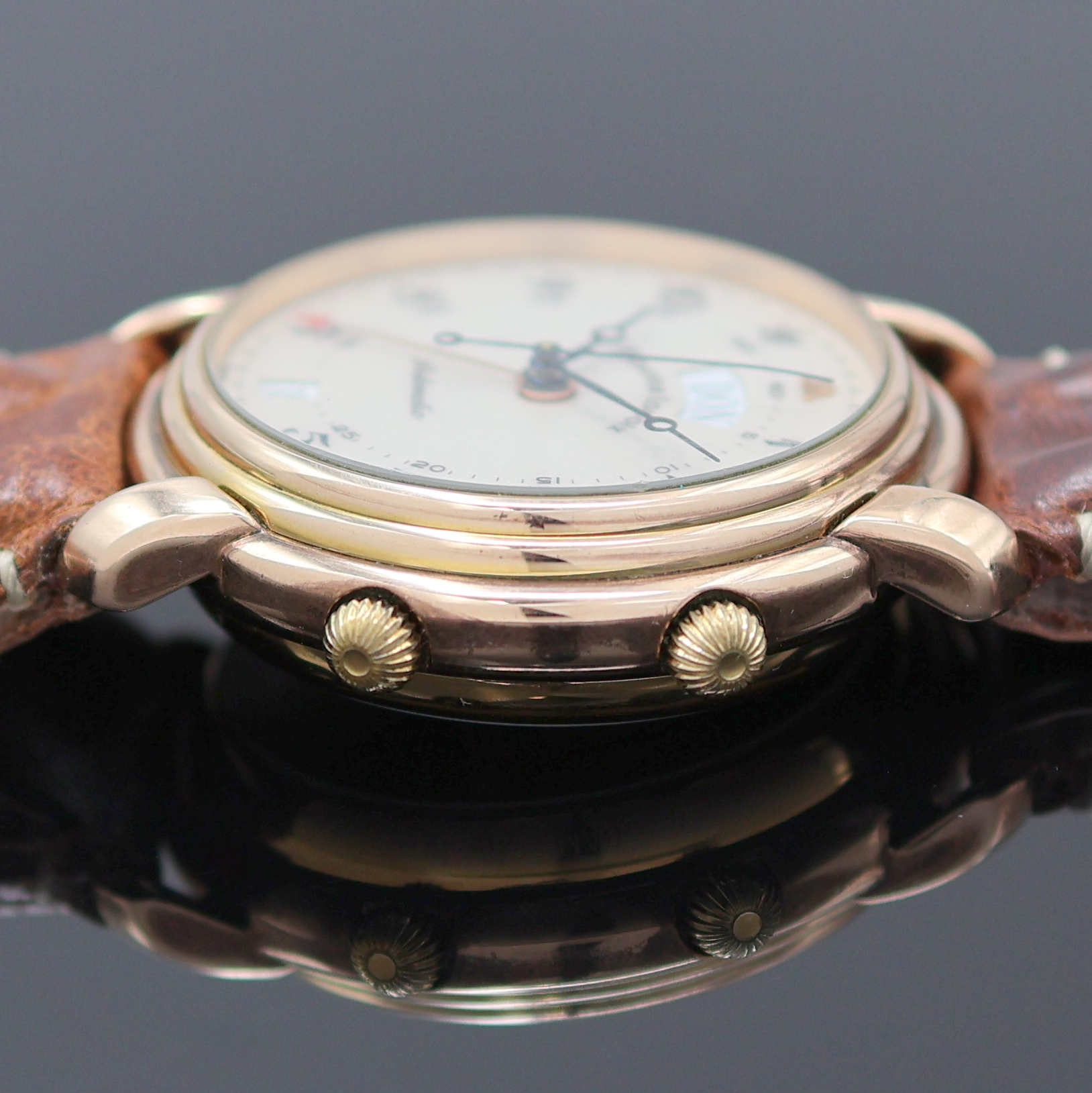 Detail d: MAURICE LACROIX Armbandwecker im vergoldeten Gehäuse, Schweiz um 1990, Automatik, beids. vergl., rotverg. Geh., Boden aufgedr., translucid lack. ...