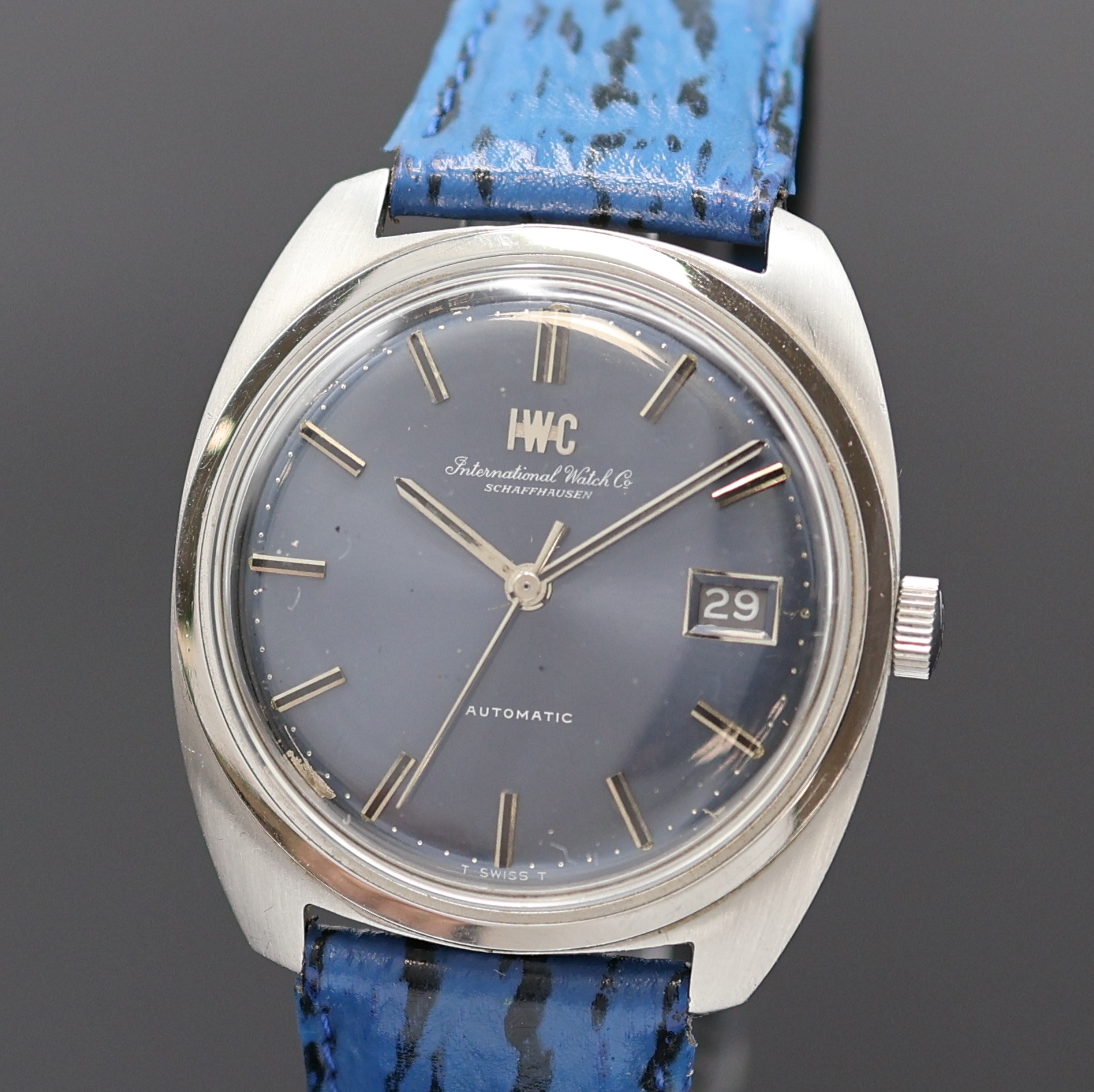 Detail a: IWC Kaliber 8541B Herrenarmbanduhr in Stahl, Schweiz um 1970, Automatik, tonneauförm. Geh., aufgedr. Glasboden später, orig. Krone, blaues ...