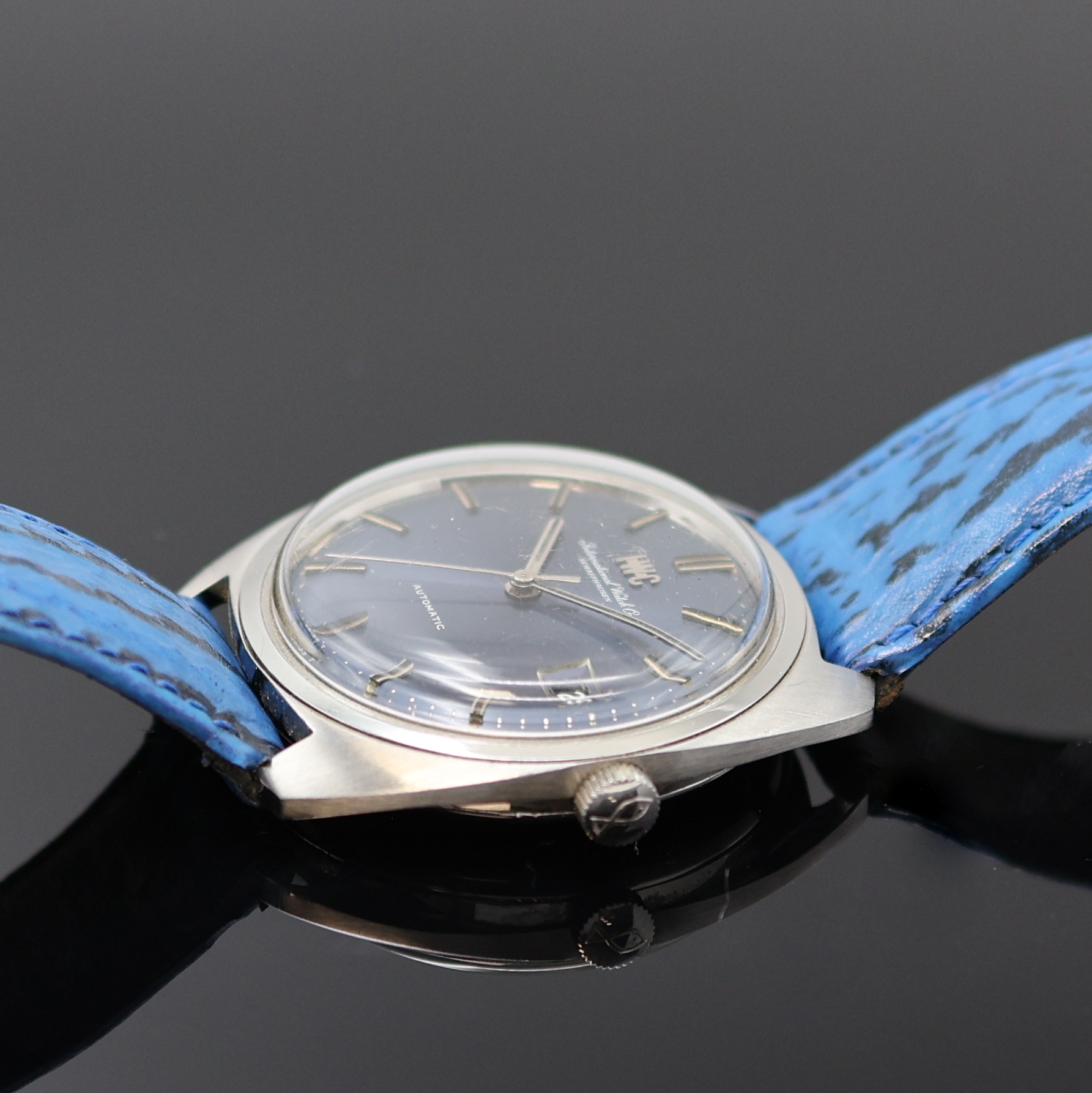 Detail b: IWC Kaliber 8541B Herrenarmbanduhr in Stahl, Schweiz um 1970, Automatik, tonneauförm. Geh., aufgedr. Glasboden später, orig. Krone, blaues ...