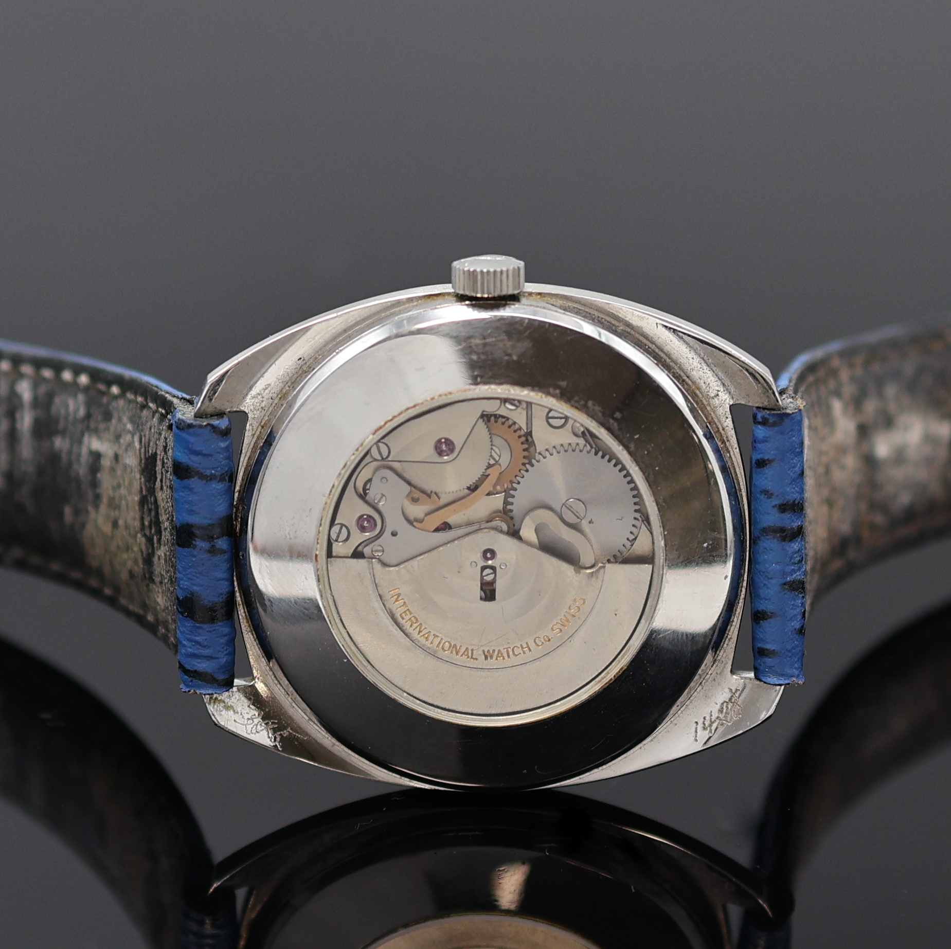 Detail c: IWC Kaliber 8541B Herrenarmbanduhr in Stahl, Schweiz um 1970, Automatik, tonneauförm. Geh., aufgedr. Glasboden später, orig. Krone, blaues ...