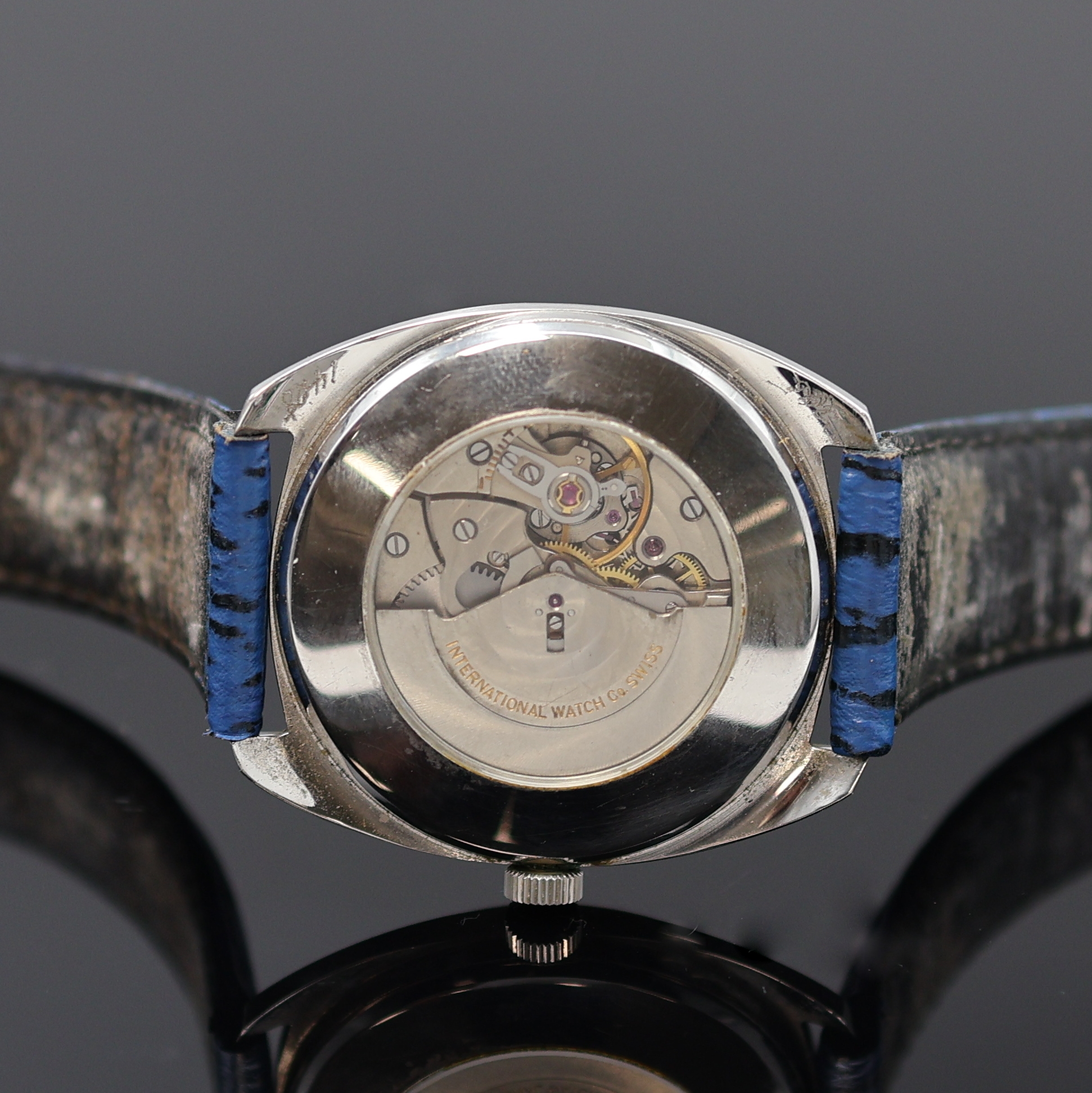 Detail d: IWC Kaliber 8541B Herrenarmbanduhr in Stahl, Schweiz um 1970, Automatik, tonneauförm. Geh., aufgedr. Glasboden später, orig. Krone, blaues ...