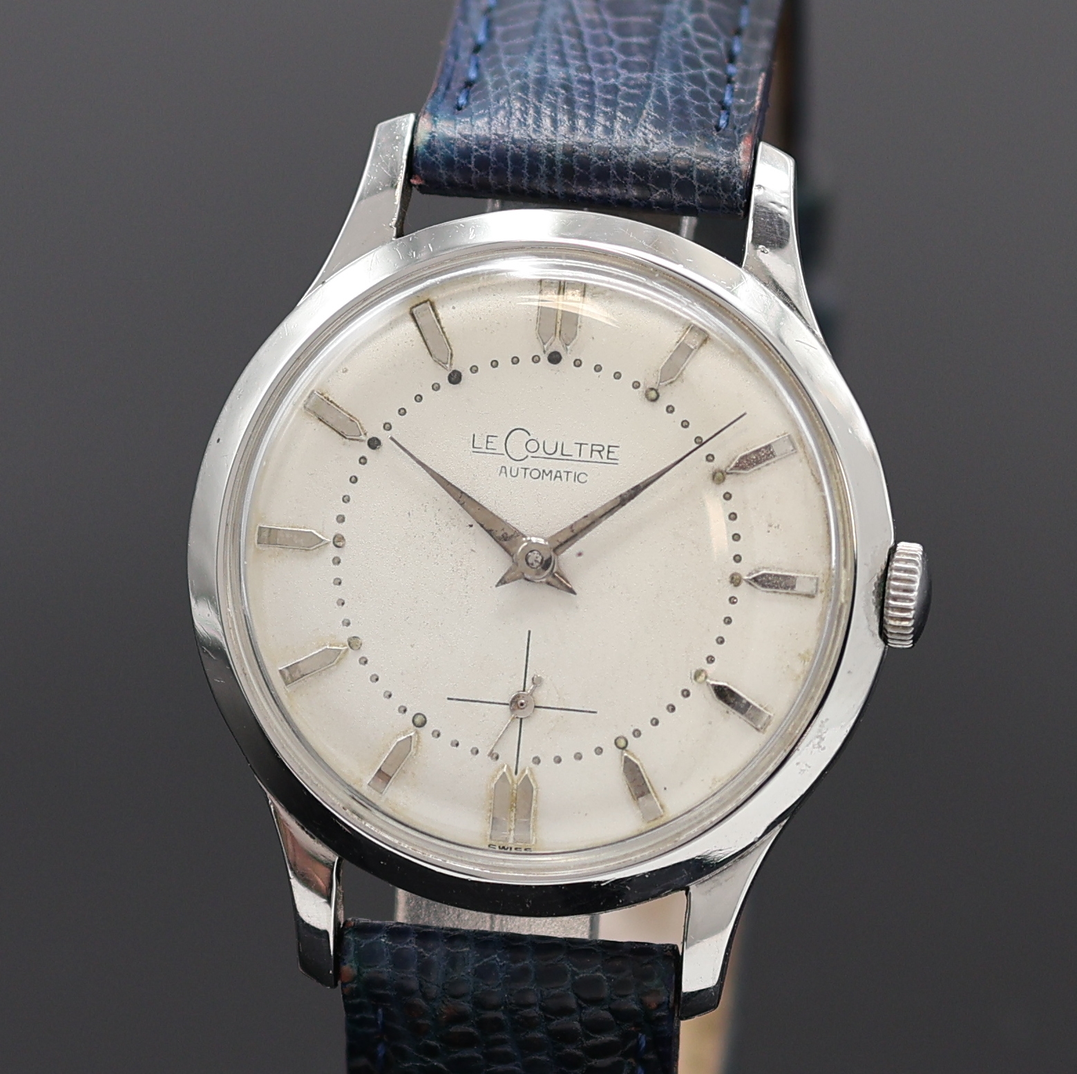 Detail a: LeCoultre Armbanduhr in Stahl Referenz E 326, Schweiz um 1950, Hammerautomatik, 2-tlg. Geh., Boden verschr., silb. Zifferbl. pat., silb. Indizes u. ...