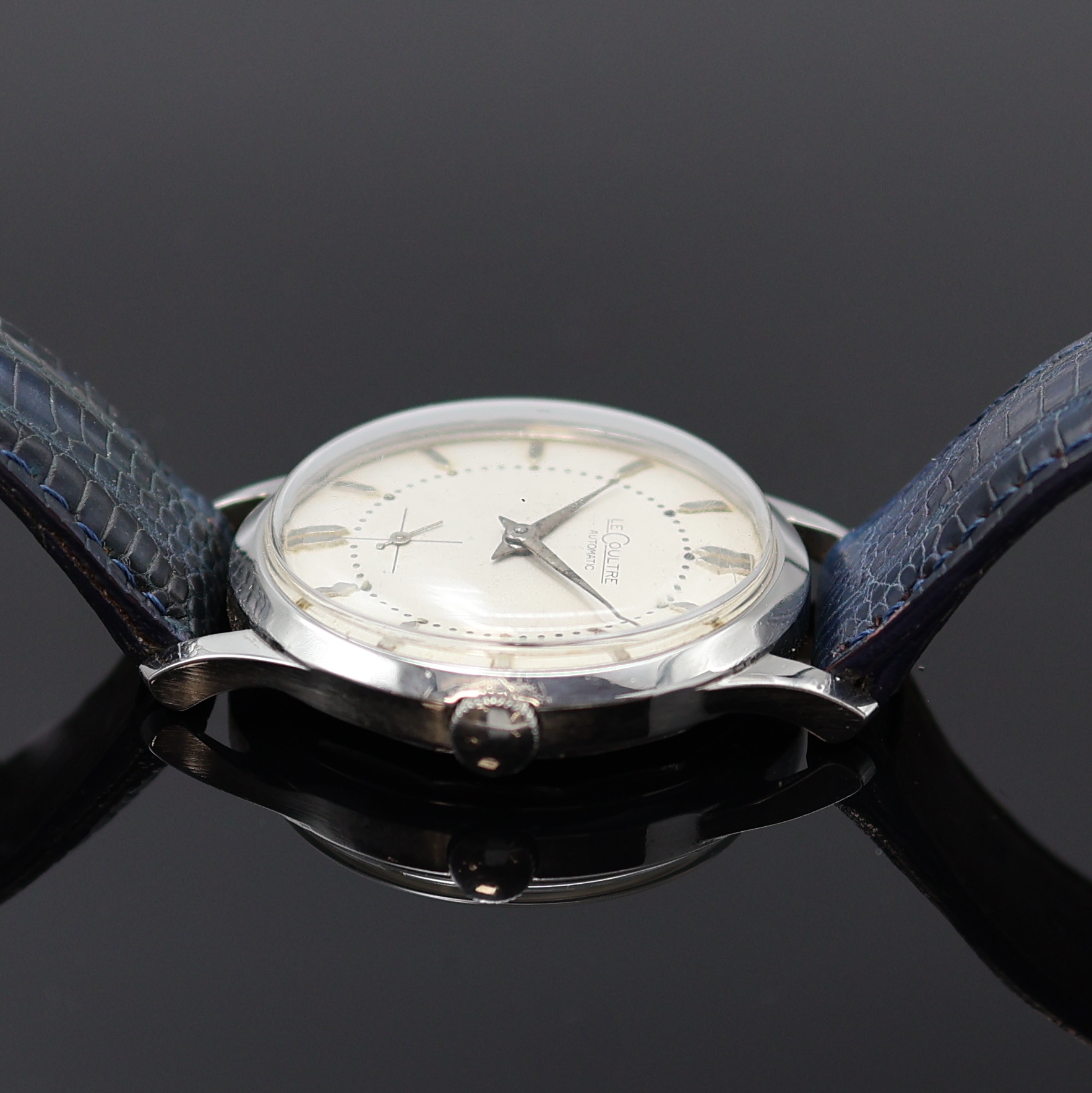 Detail b: LeCoultre Armbanduhr in Stahl Referenz E 326, Schweiz um 1950, Hammerautomatik, 2-tlg. Geh., Boden verschr., silb. Zifferbl. pat., silb. Indizes u. ...