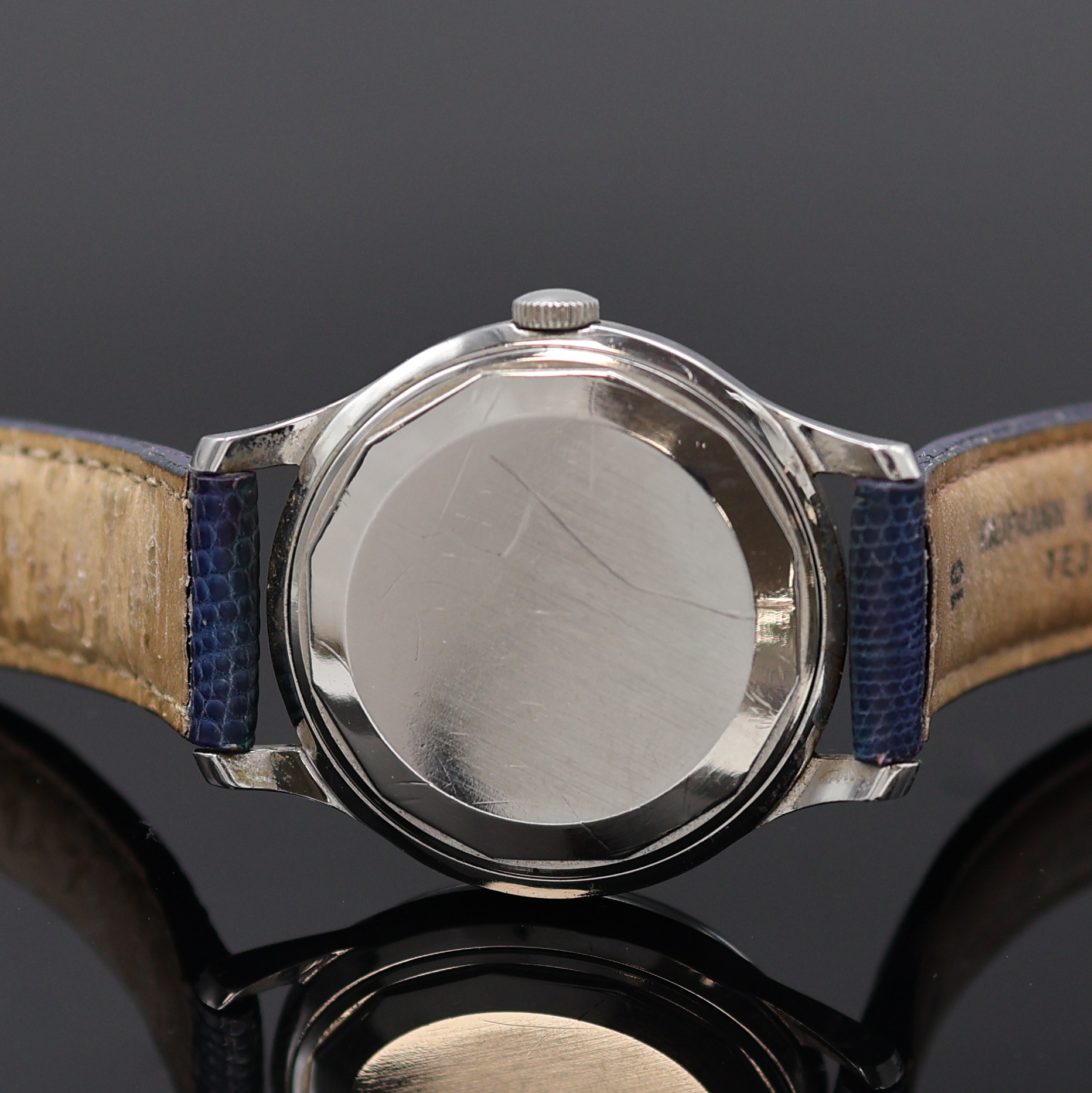 Detail c: LeCoultre Armbanduhr in Stahl Referenz E 326, Schweiz um 1950, Hammerautomatik, 2-tlg. Geh., Boden verschr., silb. Zifferbl. pat., silb. Indizes u. ...