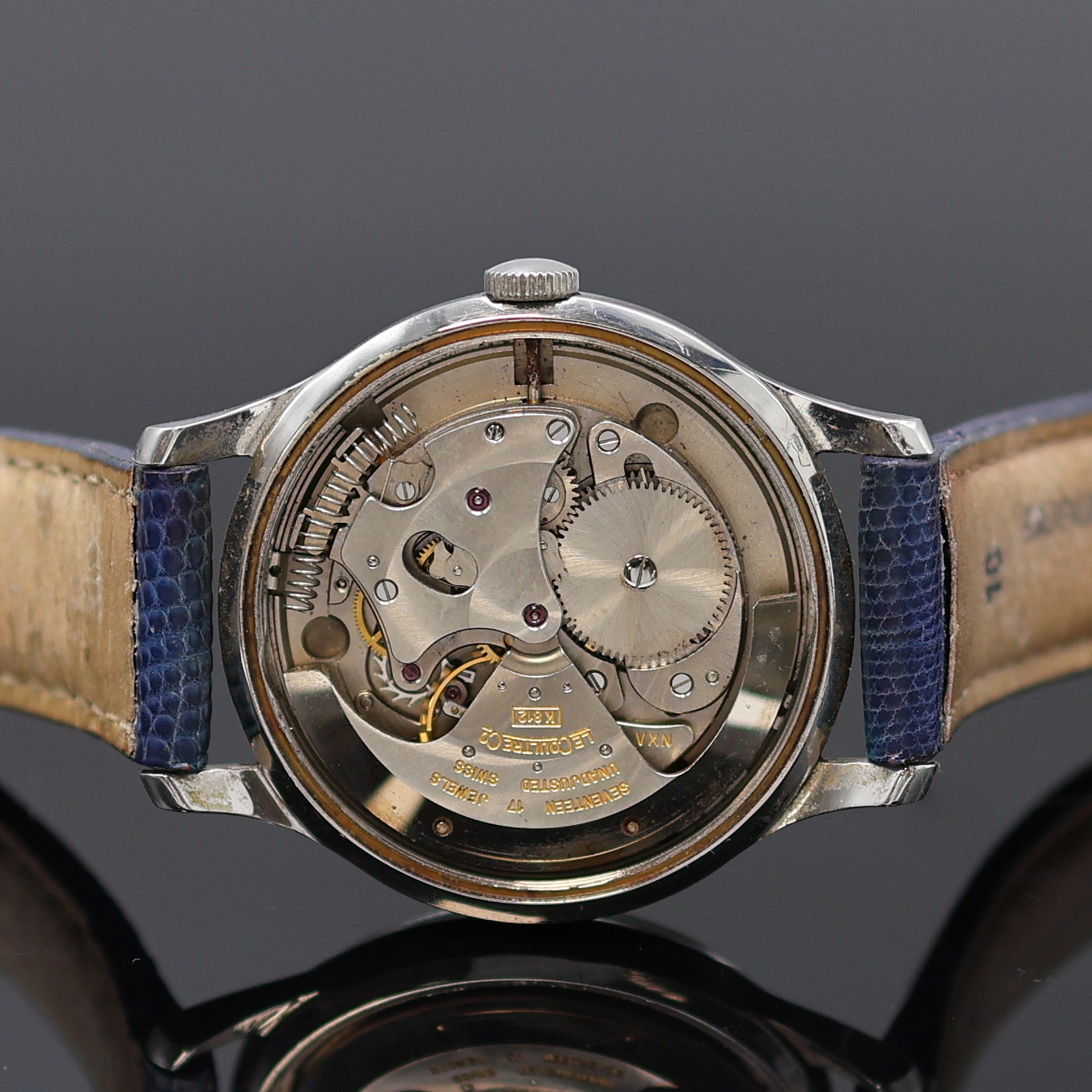 Detail d: LeCoultre Armbanduhr in Stahl Referenz E 326, Schweiz um 1950, Hammerautomatik, 2-tlg. Geh., Boden verschr., silb. Zifferbl. pat., silb. Indizes u. ...