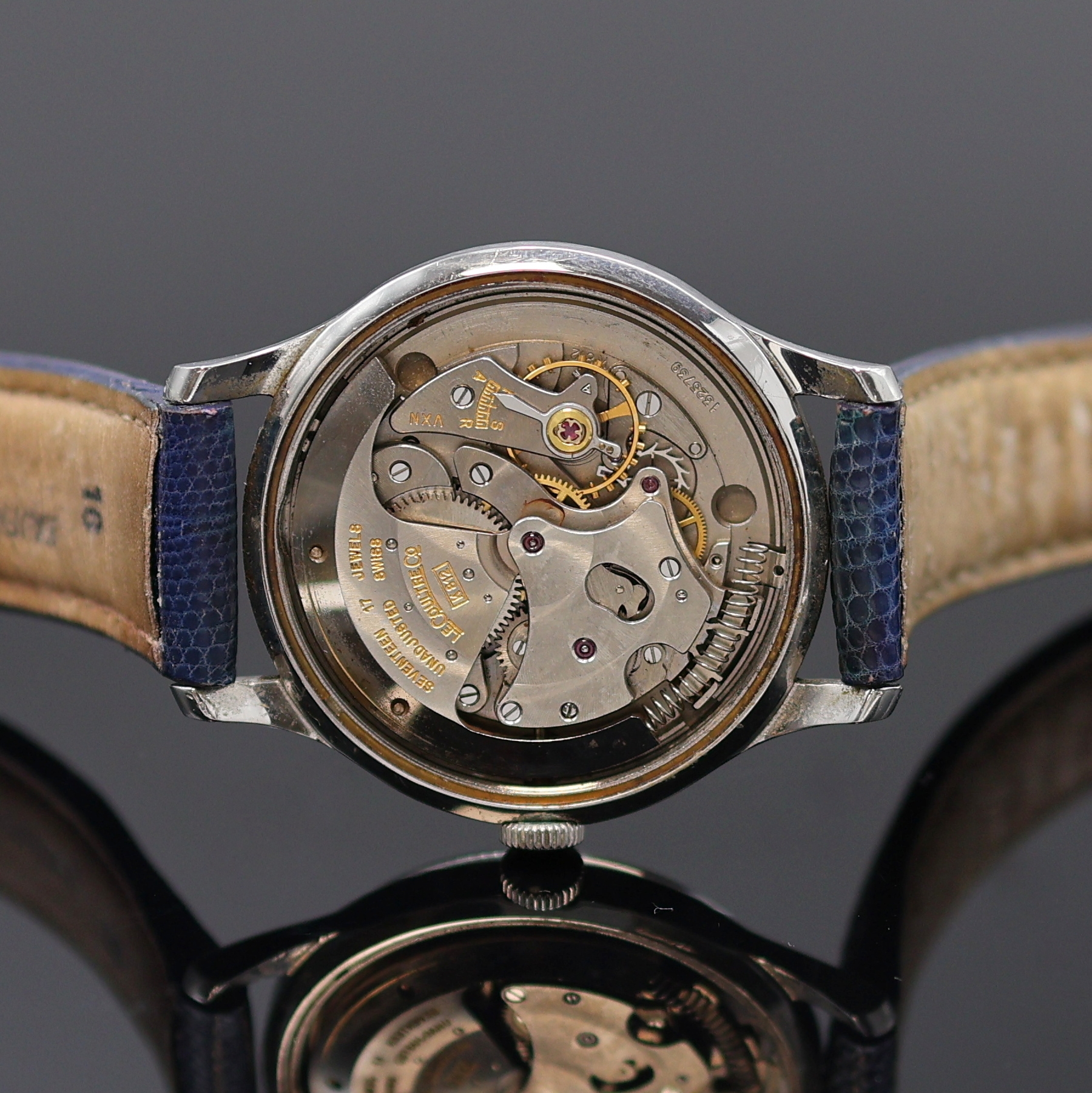 Detail e: LeCoultre Armbanduhr in Stahl Referenz E 326, Schweiz um 1950, Hammerautomatik, 2-tlg. Geh., Boden verschr., silb. Zifferbl. pat., silb. Indizes u. ...