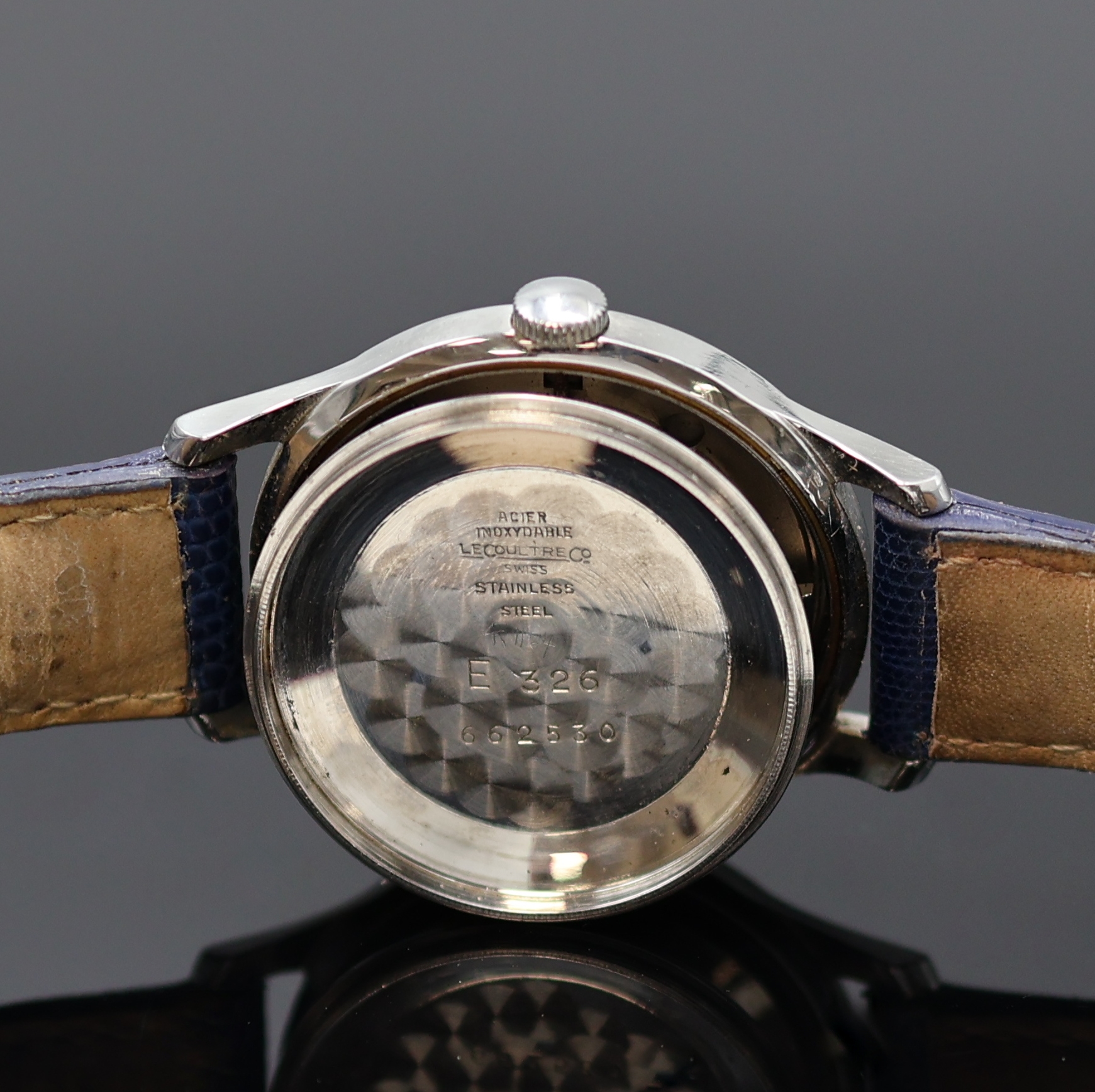 Detail f: LeCoultre Armbanduhr in Stahl Referenz E 326, Schweiz um 1950, Hammerautomatik, 2-tlg. Geh., Boden verschr., silb. Zifferbl. pat., silb. Indizes u. ...