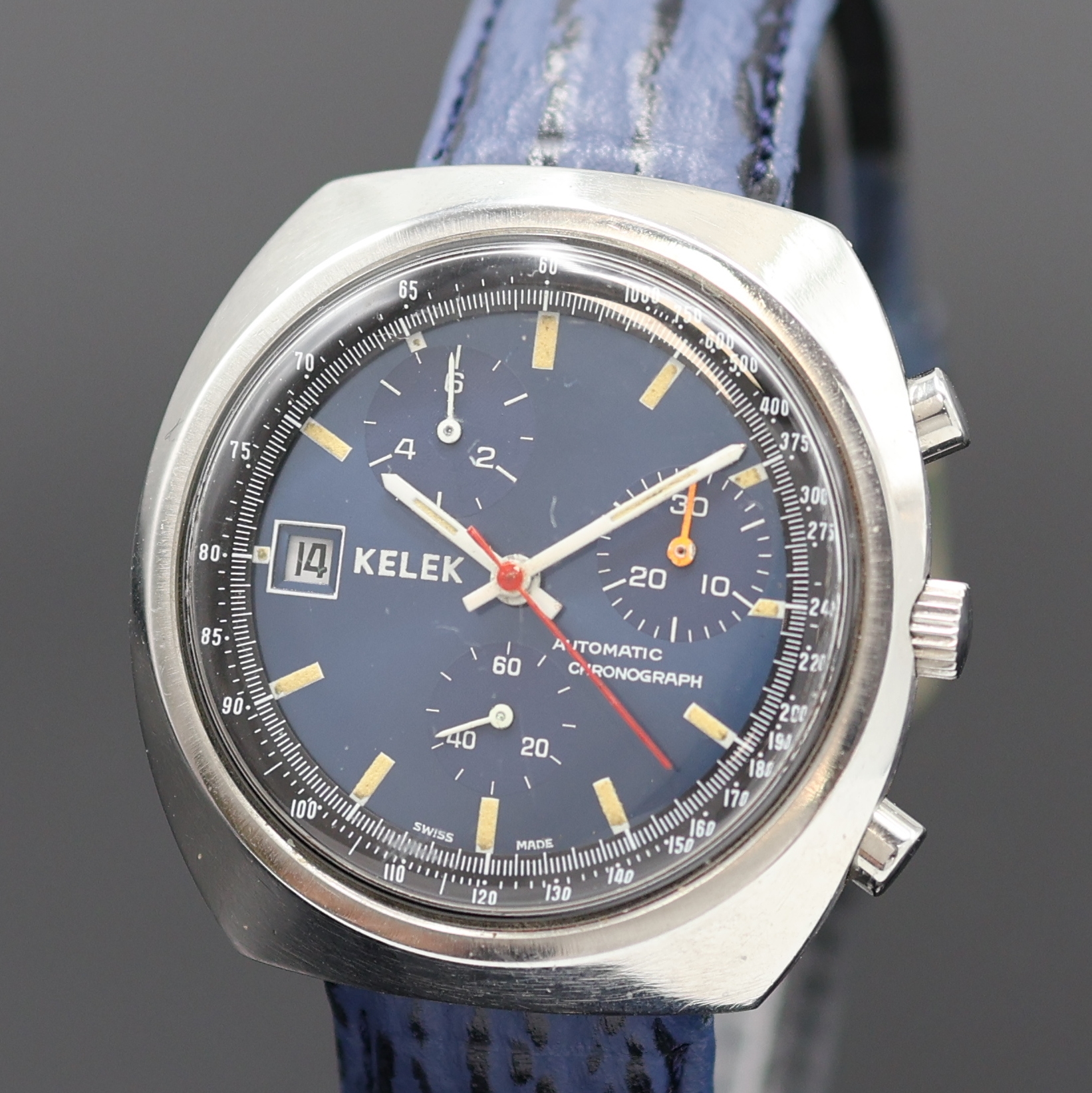Detail a: KELEK TBD Automatic Herrenchronograph in Stahl, Schweiz um 1975, 2-tlg. Geh., Boden verschr., blaues Zifferbl., äußere schwarze Tachymeterskala, ...