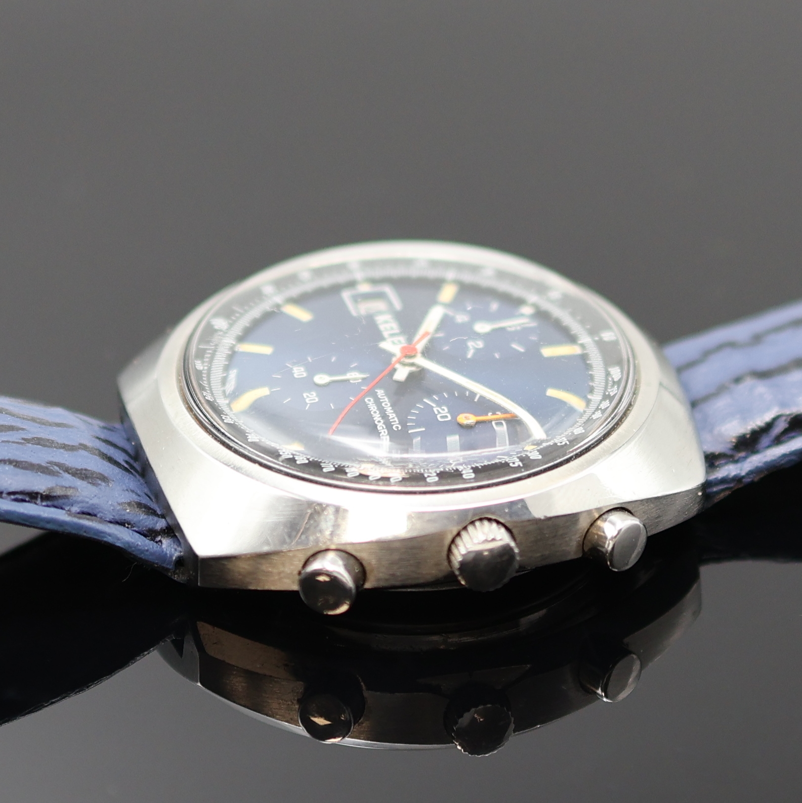 Detail b: KELEK TBD Automatic Herrenchronograph in Stahl, Schweiz um 1975, 2-tlg. Geh., Boden verschr., blaues Zifferbl., äußere schwarze Tachymeterskala, ...
