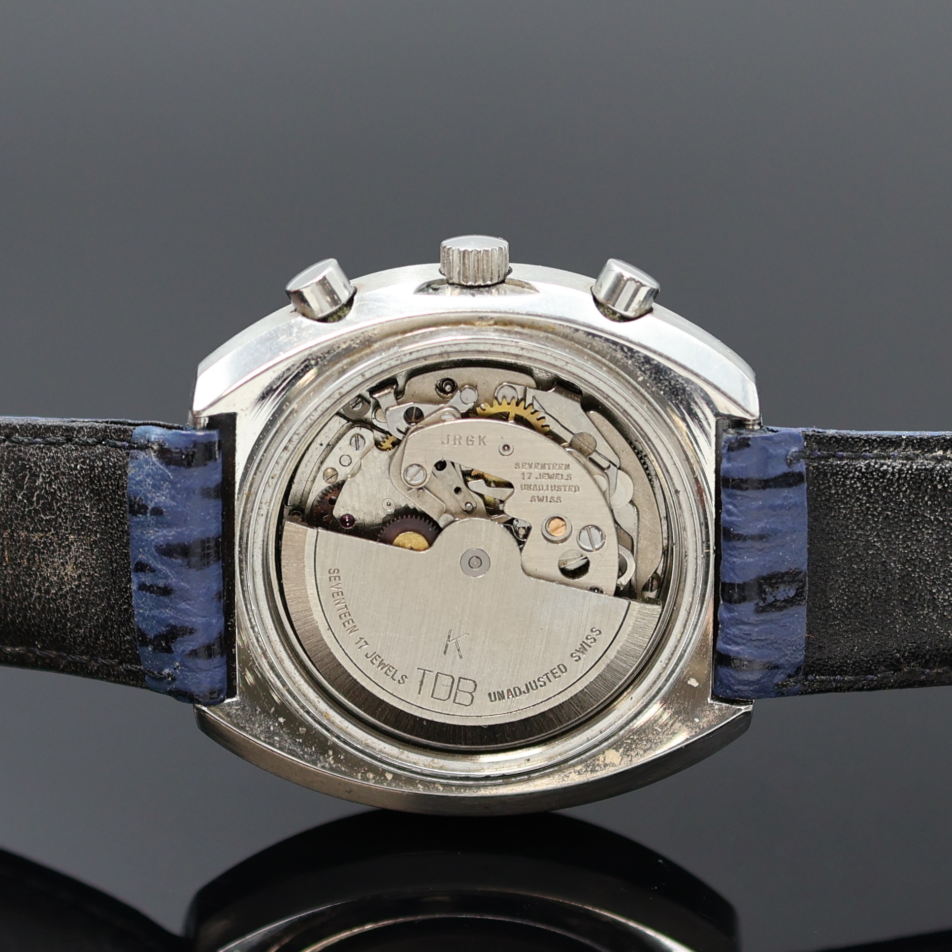 Detail d: KELEK TBD Automatic Herrenchronograph in Stahl, Schweiz um 1975, 2-tlg. Geh., Boden verschr., blaues Zifferbl., äußere schwarze Tachymeterskala, ...