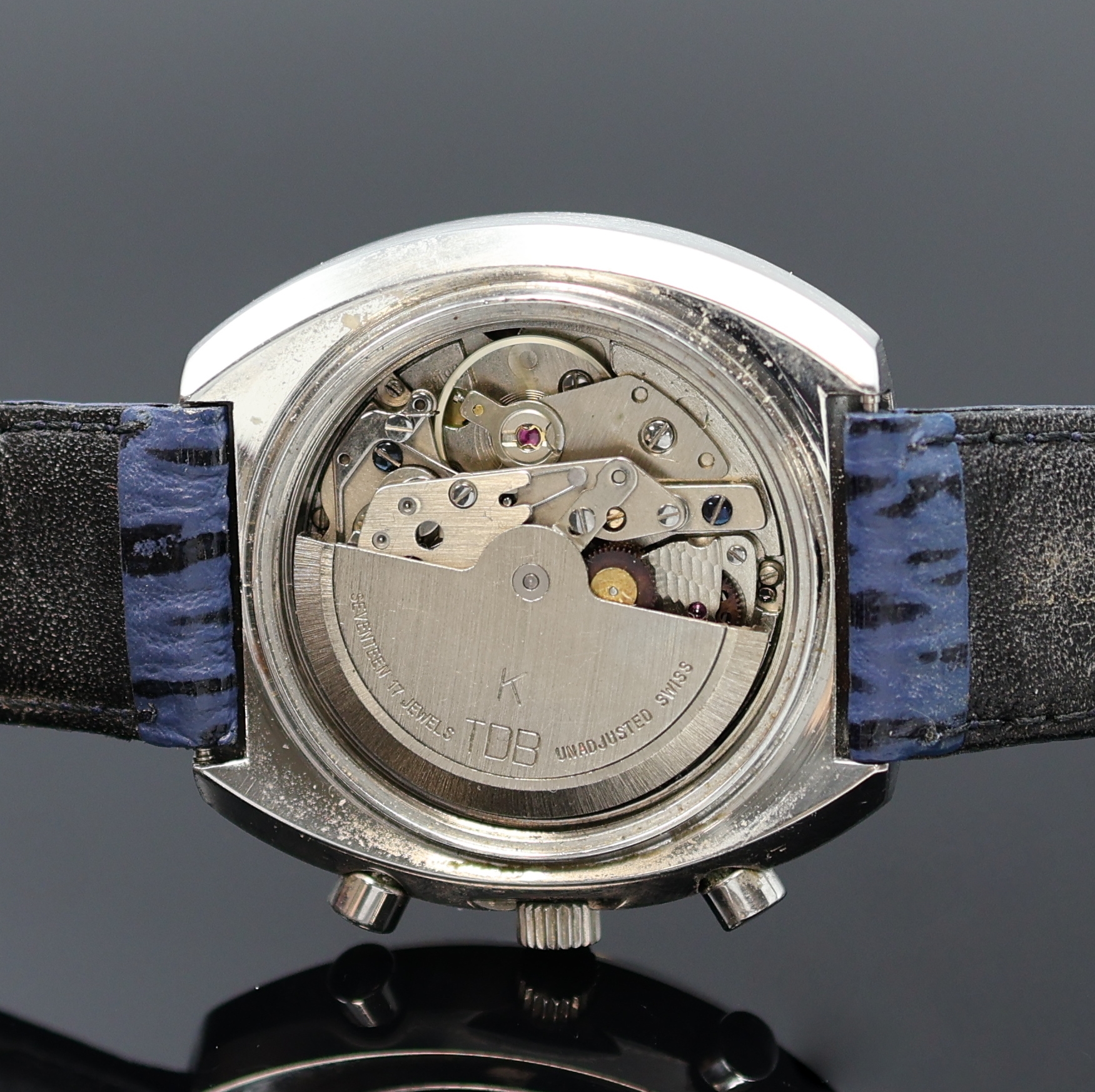 Detail e: KELEK TBD Automatic Herrenchronograph in Stahl, Schweiz um 1975, 2-tlg. Geh., Boden verschr., blaues Zifferbl., äußere schwarze Tachymeterskala, ...