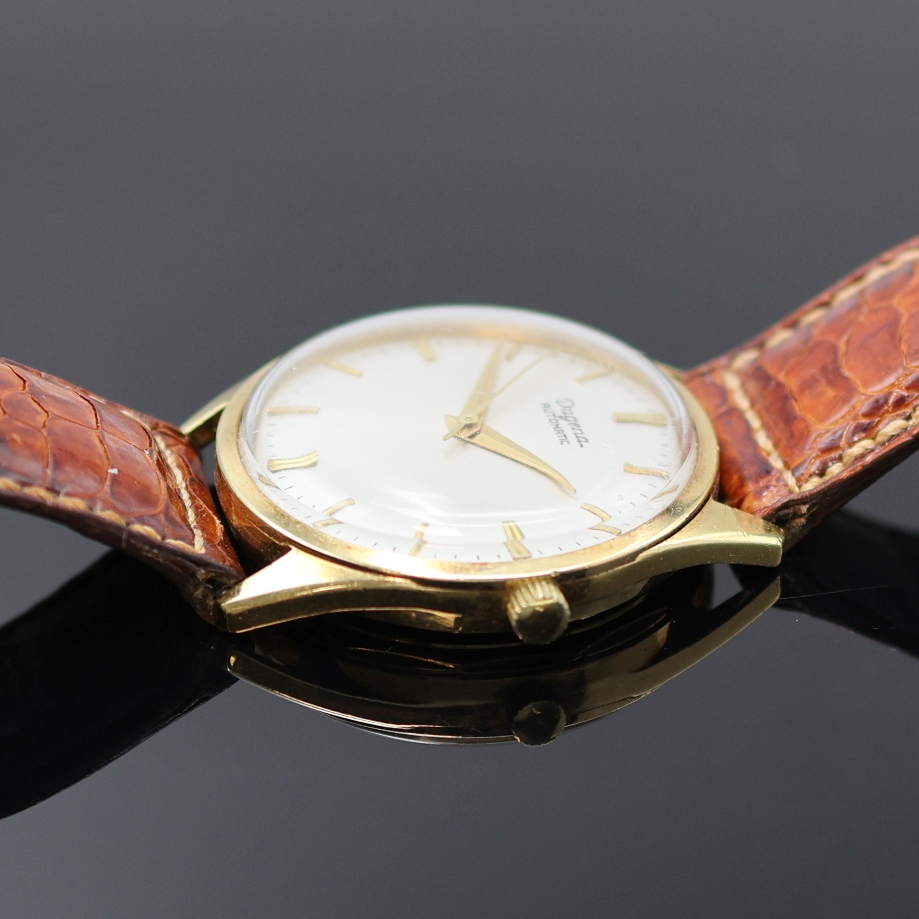 Detail b: DUGENA Armbanduhr in GG 585/000, Schweiz um 1960, Automatik, 3-tlg. Geh., verschr. Glasboden später, silb. Zifferbl. rest., gold. Indizes u. Zeiger, ...