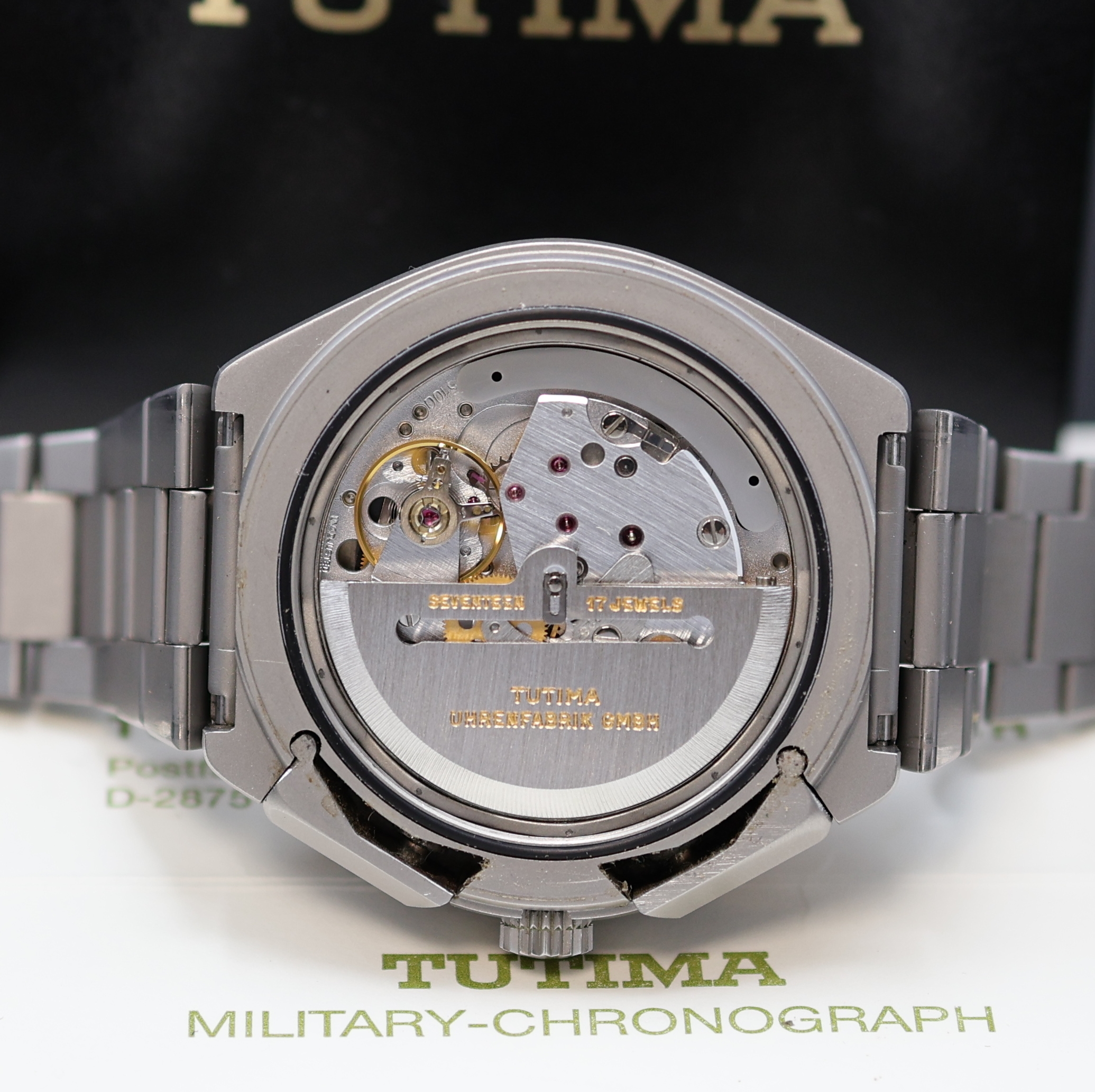 Detail e: TUTIMA Military Chronograph in Stahl/ Stahlband, Schweiz/Deutschland um 1995, Automatik, matt. Geh., Boden u. Krone verschr., Saphirglas, matt. ...