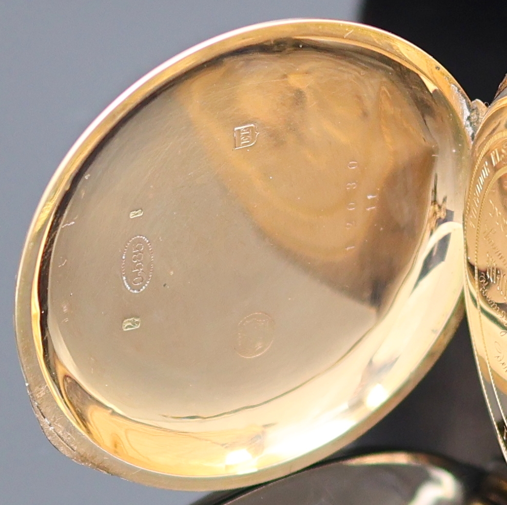 Detail e: Herrensavonette in RG 585/000, Schweiz um 1890, guill. 3-Deckel Goldgeh. dell., Widmungsgrav. auf der Cuvette, Emailzifferbl., radiale arab. Zahlen, ...