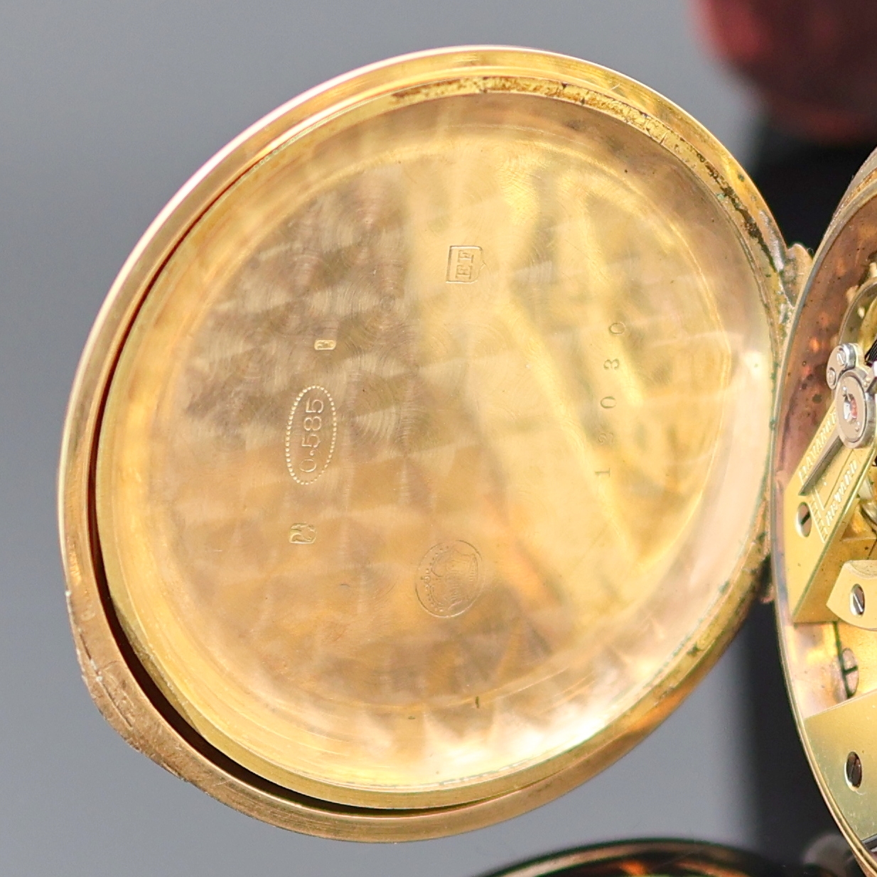 Detail g: Herrensavonette in RG 585/000, Schweiz um 1890, guill. 3-Deckel Goldgeh. dell., Widmungsgrav. auf der Cuvette, Emailzifferbl., radiale arab. Zahlen, ...