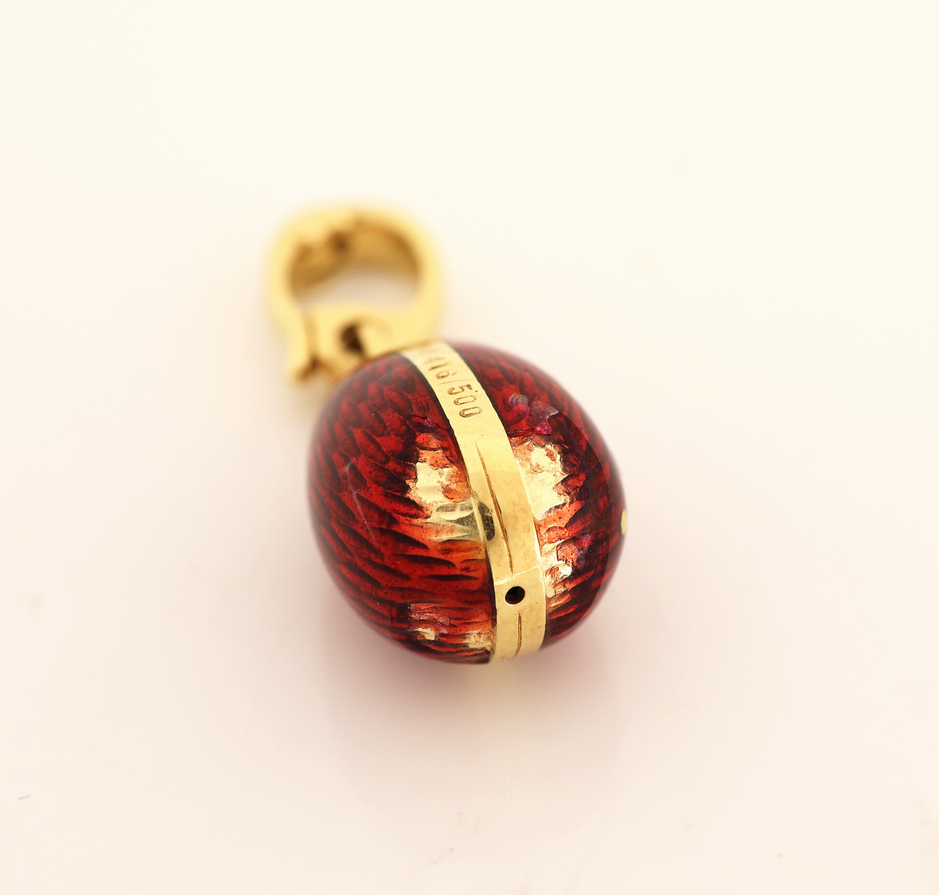 Detail a: 18 kt Gold FABERGE Ei Clipanhänger, GG 750/000, limit. Auflage 416/500, Meistermarke Victor Mayer, Grund guill. und rot emaill. (besch.,), L. ca. ...