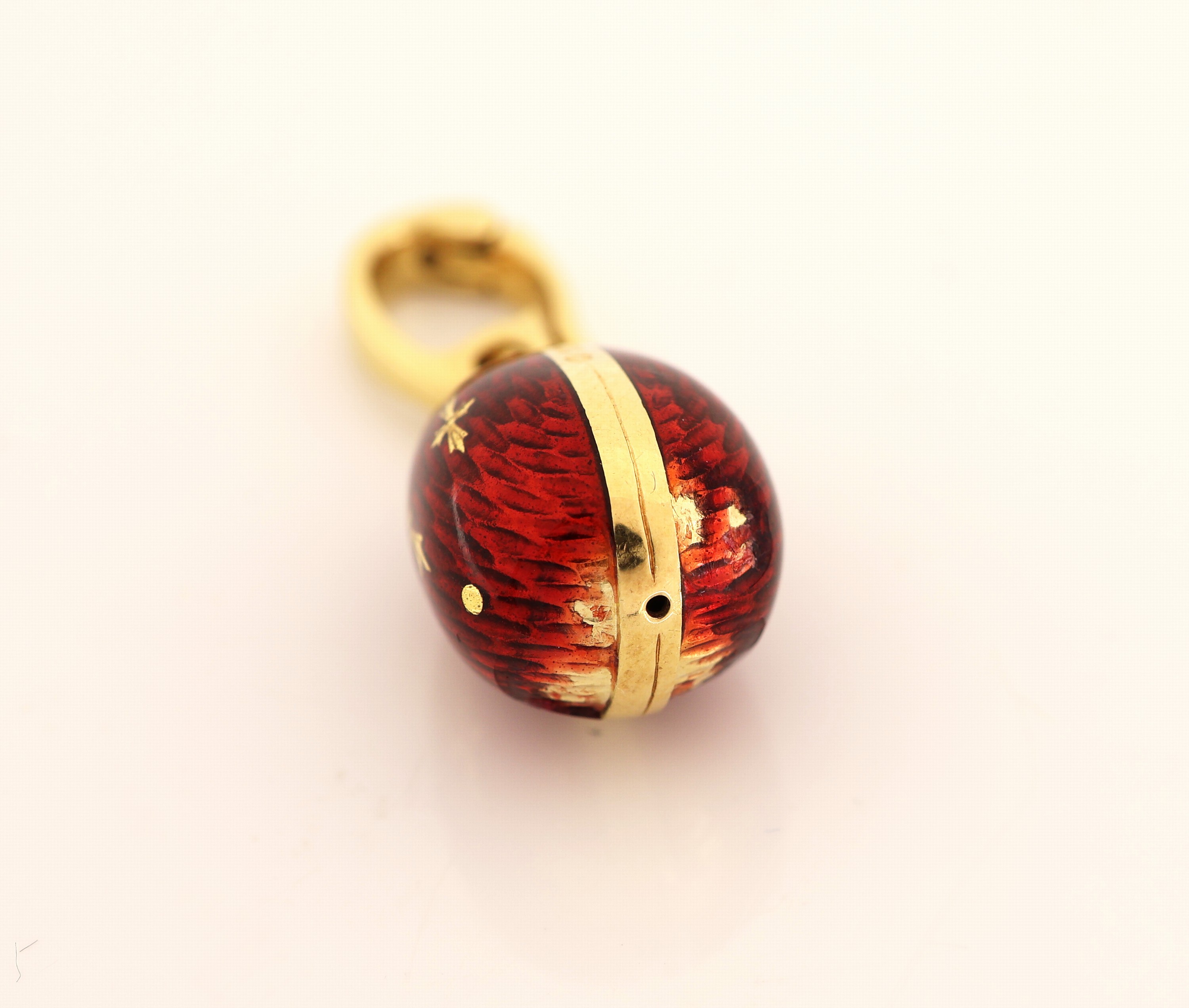 Detail b: 18 kt Gold FABERGE Ei Clipanhänger, GG 750/000, limit. Auflage 416/500, Meistermarke Victor Mayer, Grund guill. und rot emaill. (besch.,), L. ca. ...