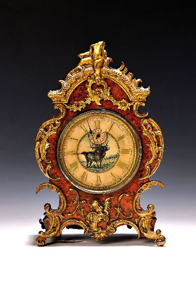 Image Tischuhr mit Schlagwerk, um 1900/10, Holzgehäuse, zum Teil farblich gefasst, ...